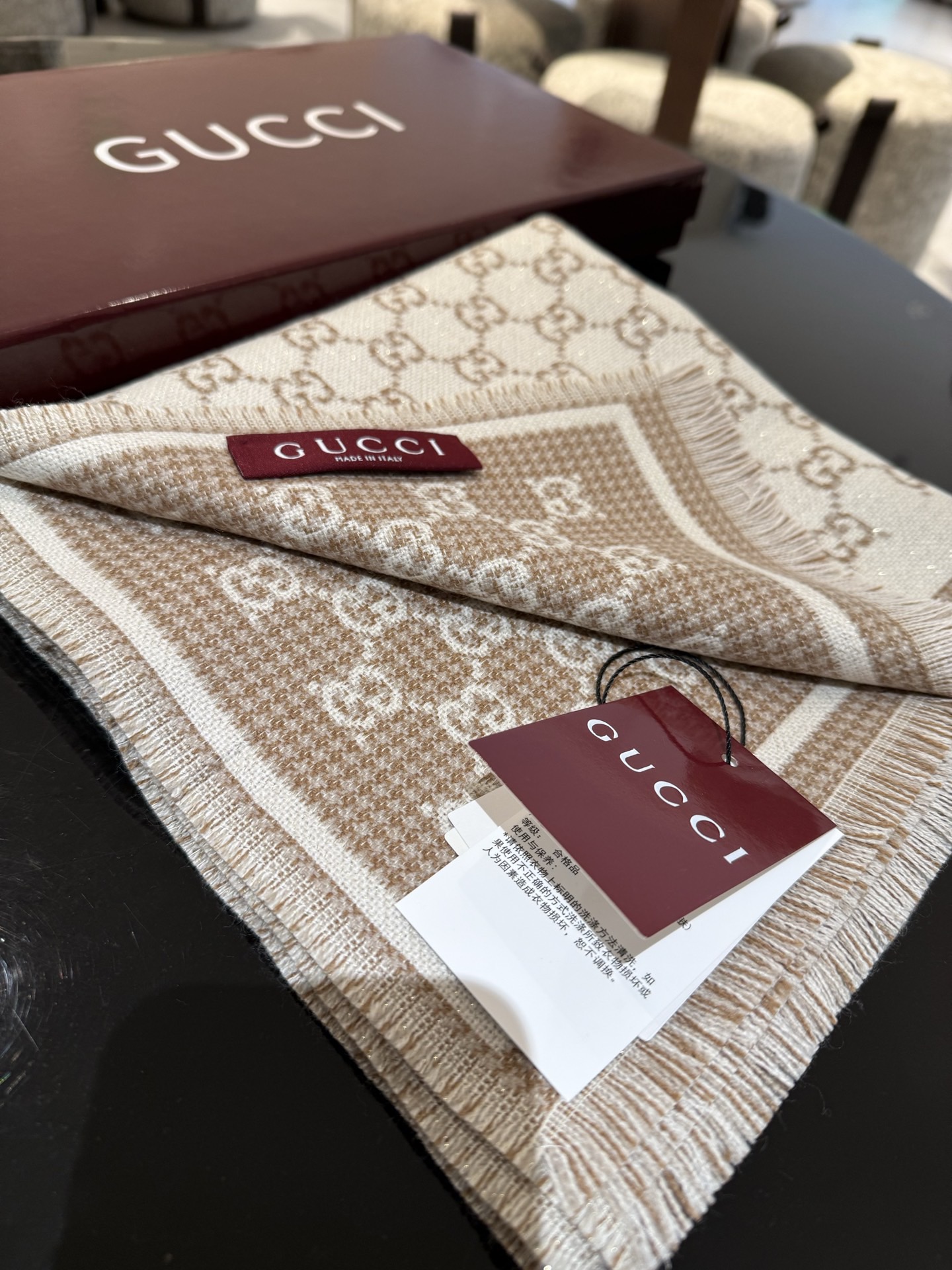 PG家最新款风格小字母面料：羊毛，尺寸：47*180羊毛真丝围巾，装饰超大造型设计GG图案。于1970年