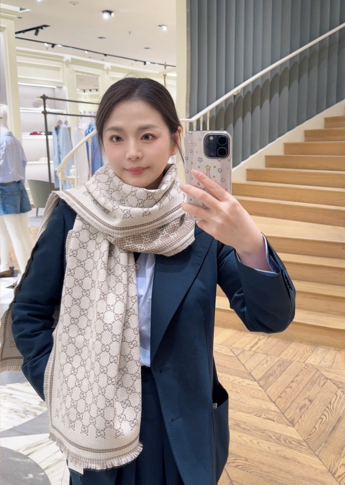 PG家最新款风格小字母面料：羊毛，尺寸：47*180羊毛真丝围巾，装饰超大造型设计GG图案。于1970年