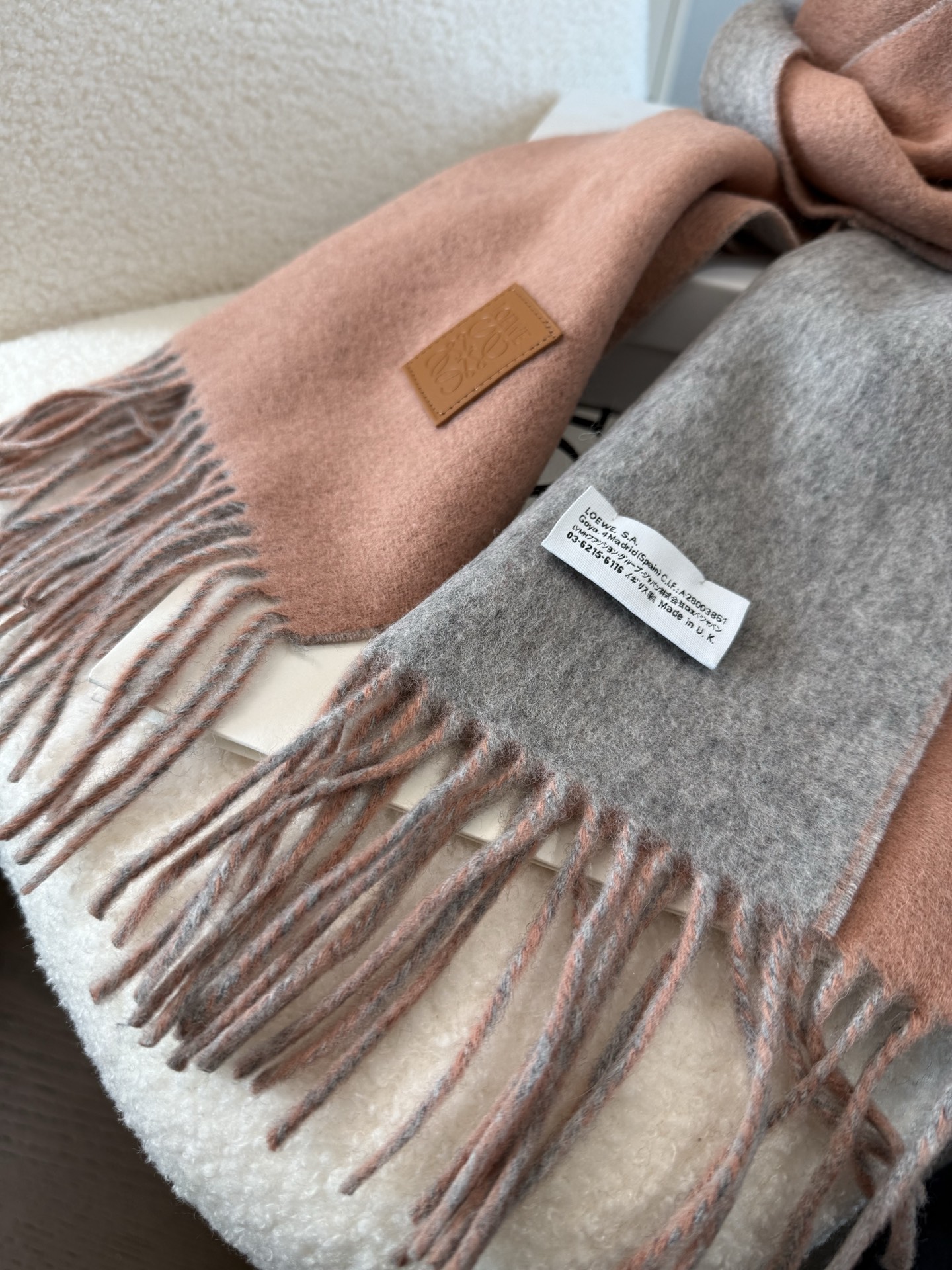 新色P🆕 【▪罗意威难得一见的温柔配色，低调又不失优雅❗】重点推荐❗双面配色，一条围巾两种风格搭配，高级