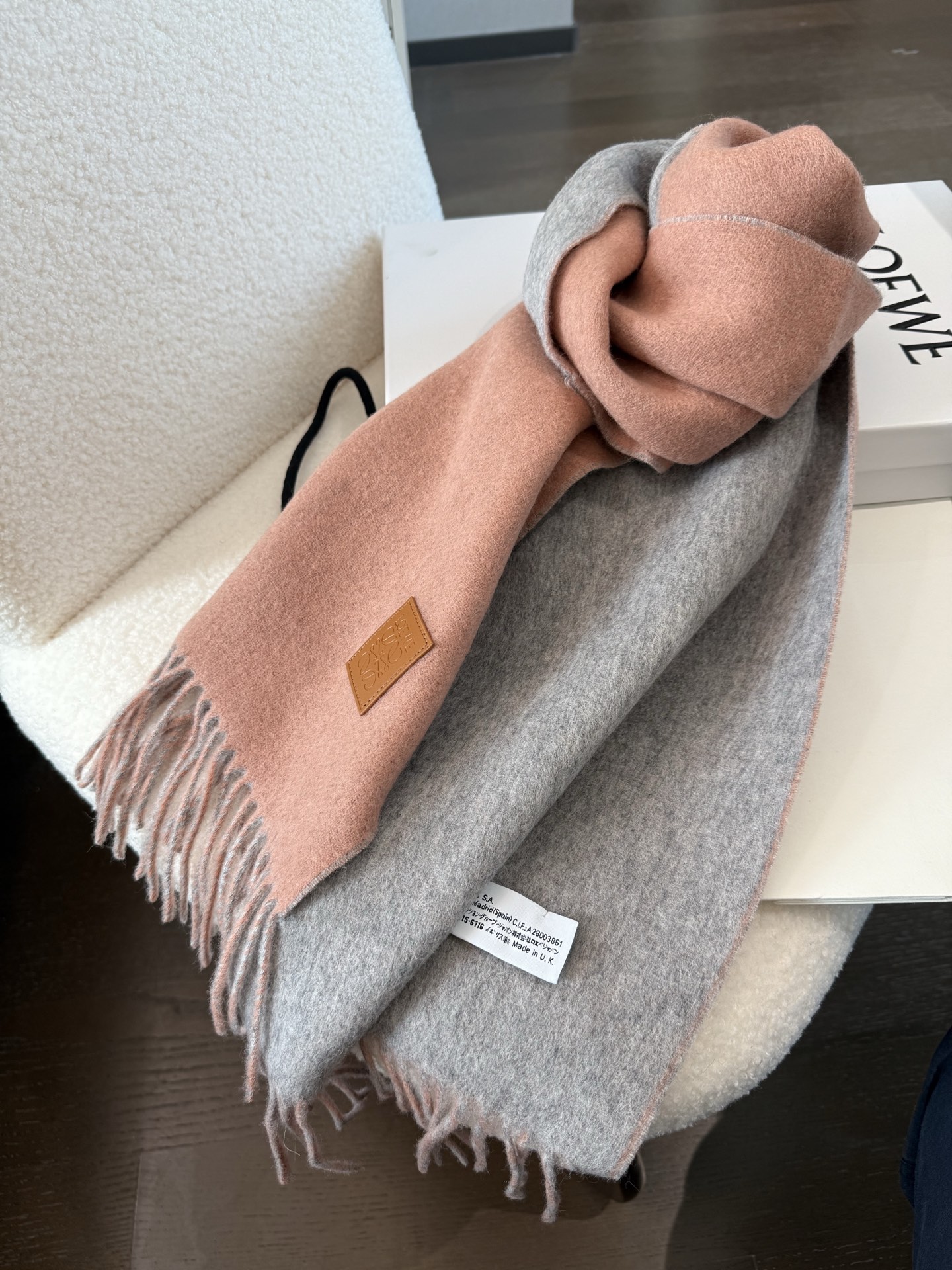 新色P🆕 【▪罗意威难得一见的温柔配色，低调又不失优雅❗】重点推荐❗双面配色，一条围巾两种风格搭配，高级