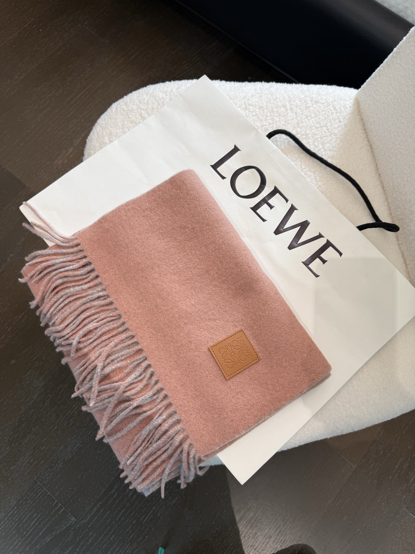 新色P🆕 【▪罗意威难得一见的温柔配色，低调又不失优雅❗】重点推荐❗双面配色，一条围巾两种风格搭配，高级