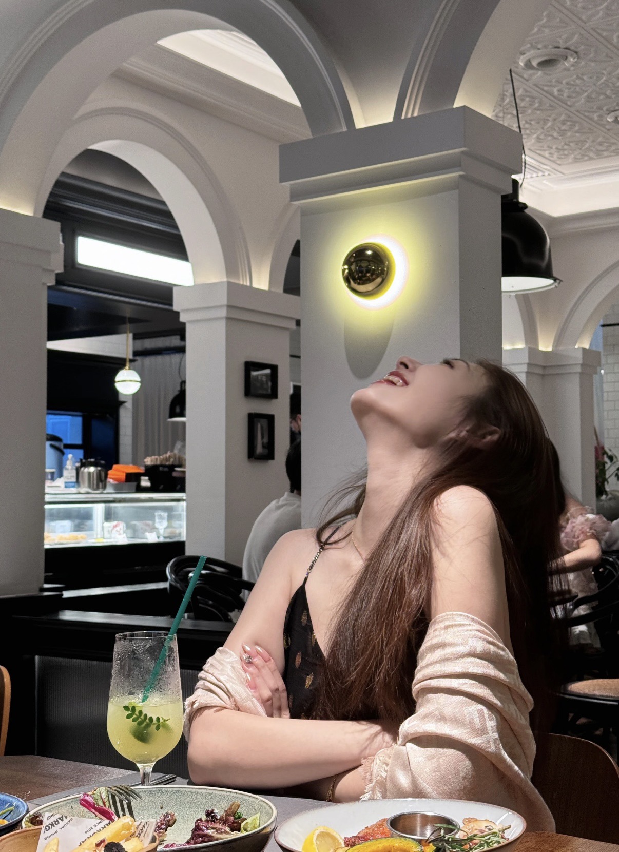 P𝐅𝐞𝐧𝐝𝐢 《FF字母提花披肩》𝐒𝐢𝐳𝐞:𝟏𝟒𝟎𝐱𝟏𝟒𝟎𝐜𝐦 双F提花大方巾，专柜新品·精美编织设计提