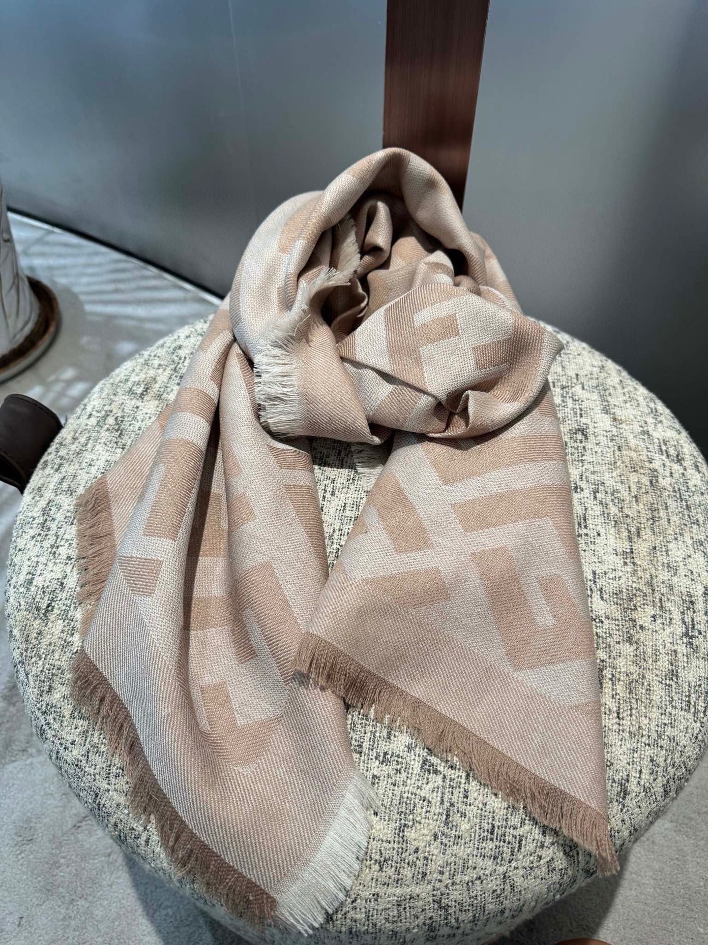 P𝐅𝐞𝐧𝐝𝐢 《FF字母提花披肩》𝐒𝐢𝐳𝐞:𝟏𝟒𝟎𝐱𝟏𝟒𝟎𝐜𝐦 双F提花大方巾，专柜新品·精美编织设计提