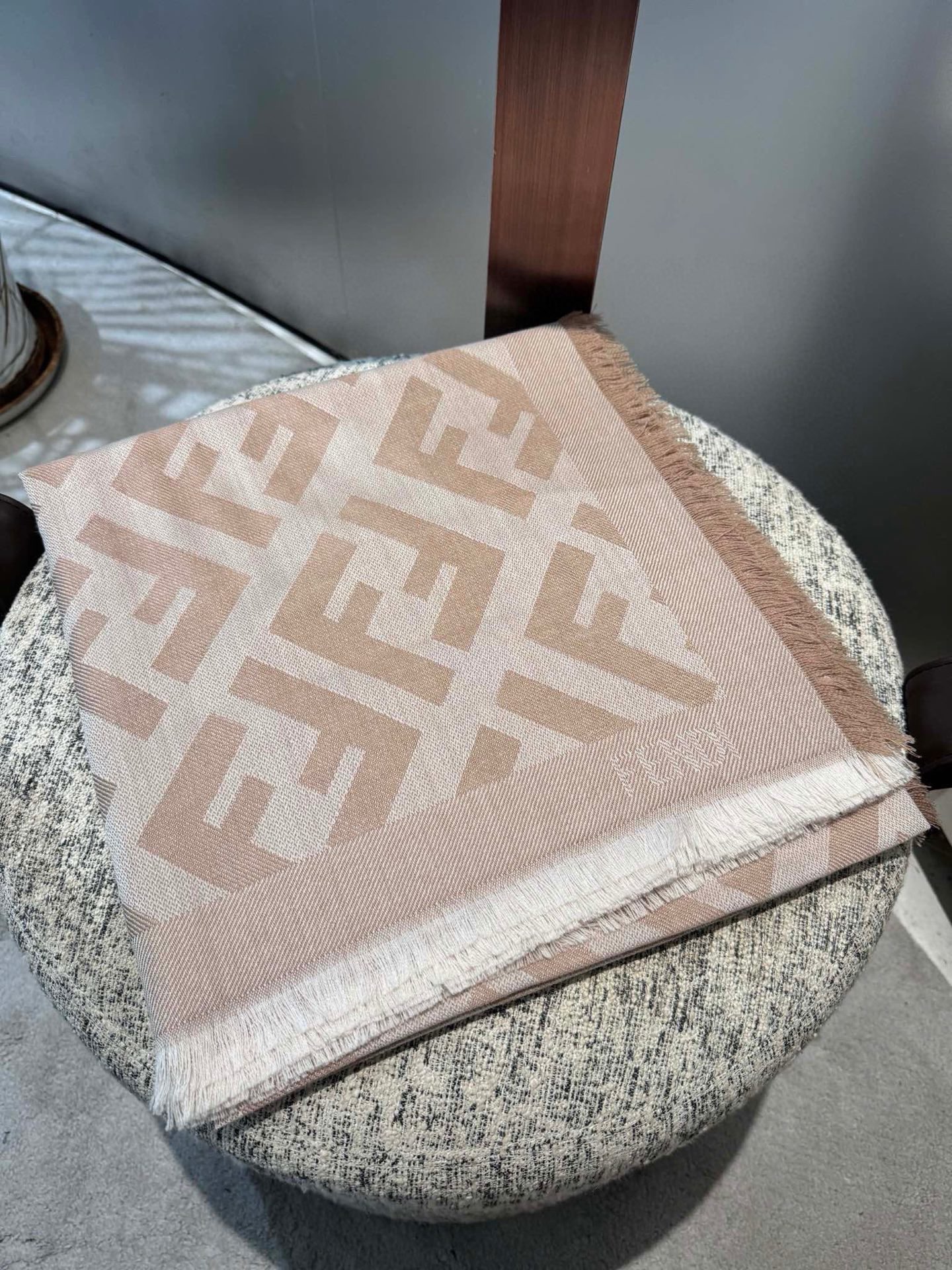 P𝐅𝐞𝐧𝐝𝐢 《FF字母提花披肩》𝐒𝐢𝐳𝐞:𝟏𝟒𝟎𝐱𝟏𝟒𝟎𝐜𝐦 双F提花大方巾，专柜新品·精美编织设计提