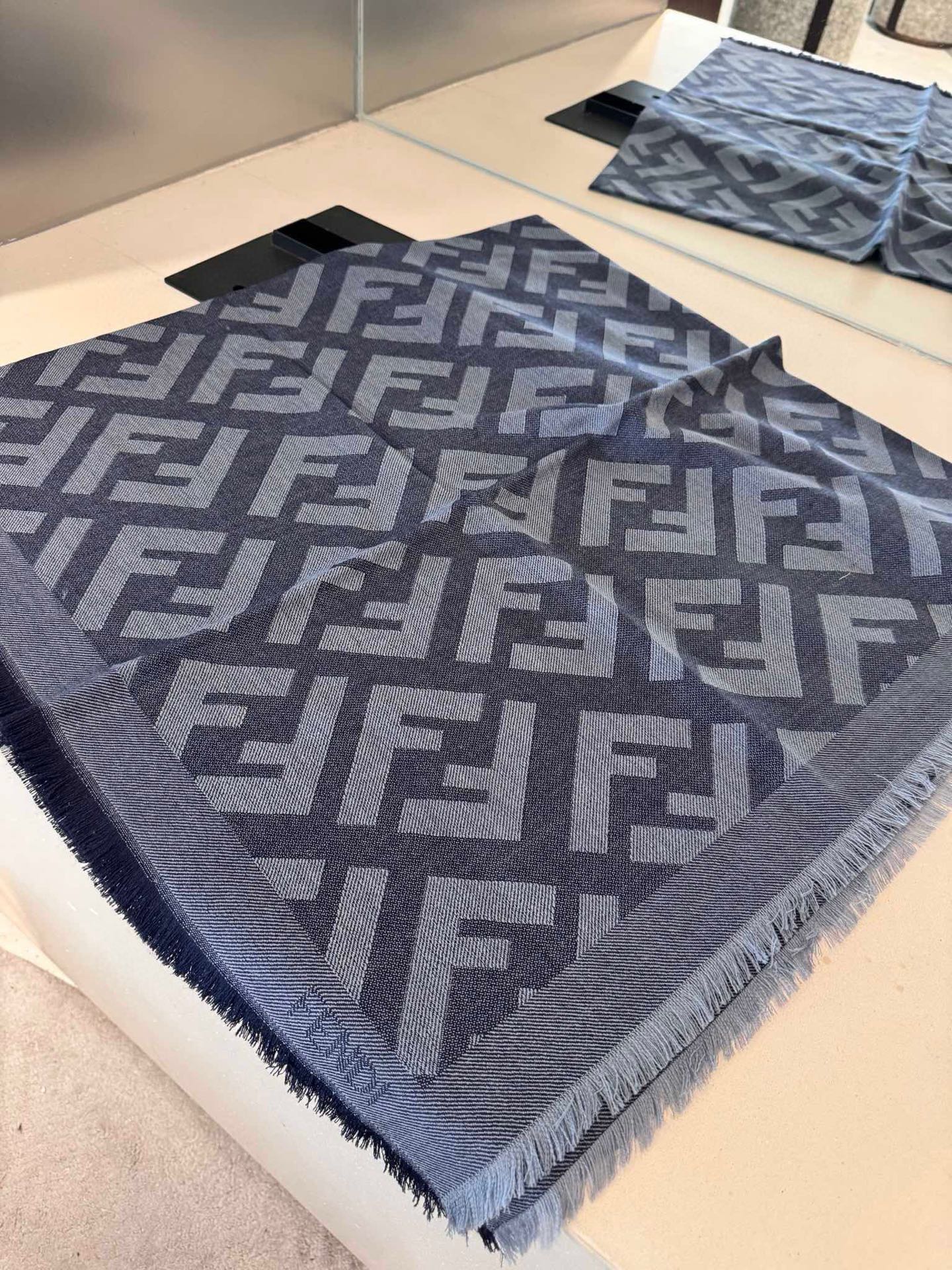 P𝐅𝐞𝐧𝐝𝐢 《FF字母提花披肩》𝐒𝐢𝐳𝐞:𝟏𝟒𝟎𝐱𝟏𝟒𝟎𝐜𝐦 双F提花大方巾，专柜新品·精美编织设计提