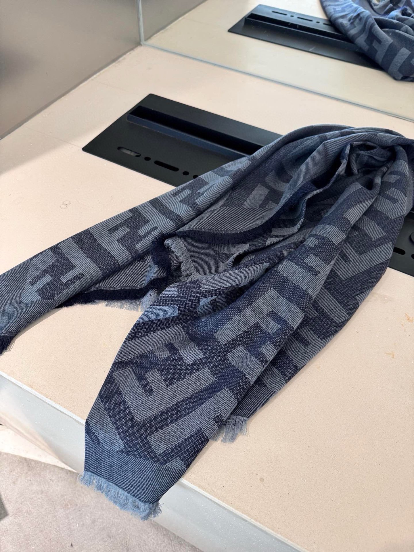 P𝐅𝐞𝐧𝐝𝐢 《FF字母提花披肩》𝐒𝐢𝐳𝐞:𝟏𝟒𝟎𝐱𝟏𝟒𝟎𝐜𝐦 双F提花大方巾，专柜新品·精美编织设计提