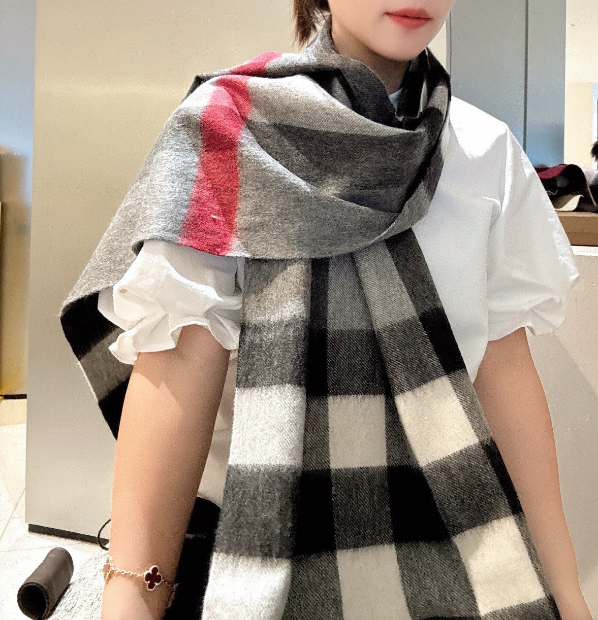 P巴宝莉【男女围巾】怒赞自留，难得的高端男款！家属福利！巴宝莉非常正的男士围巾~面料大爱，非常柔软细腻舒