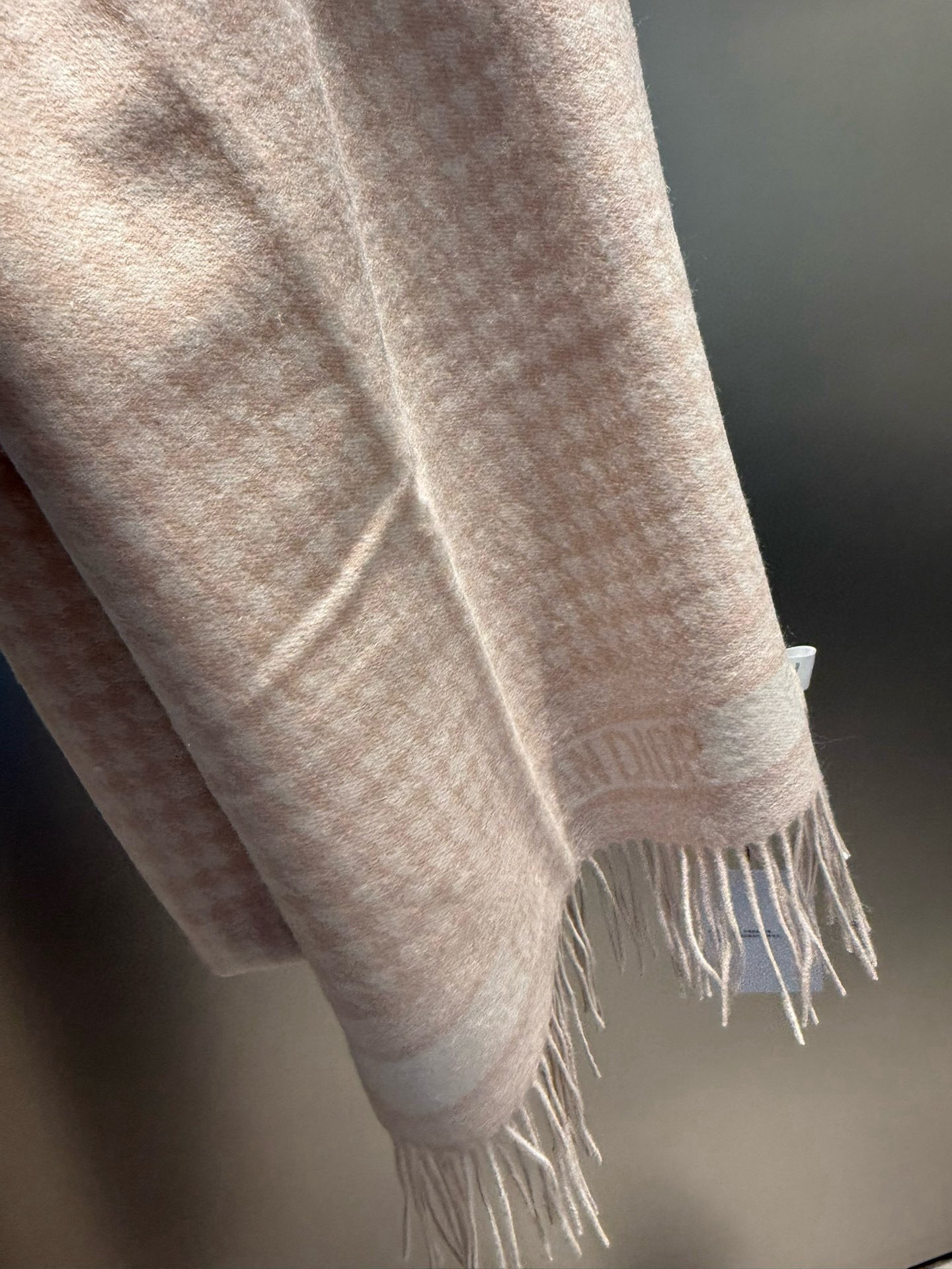 PDior25新款千鸟格围巾，这款围巾向经典的粉色和白色千鸟格纹图案致敬。采用羊绒面料精心制作，双面设计