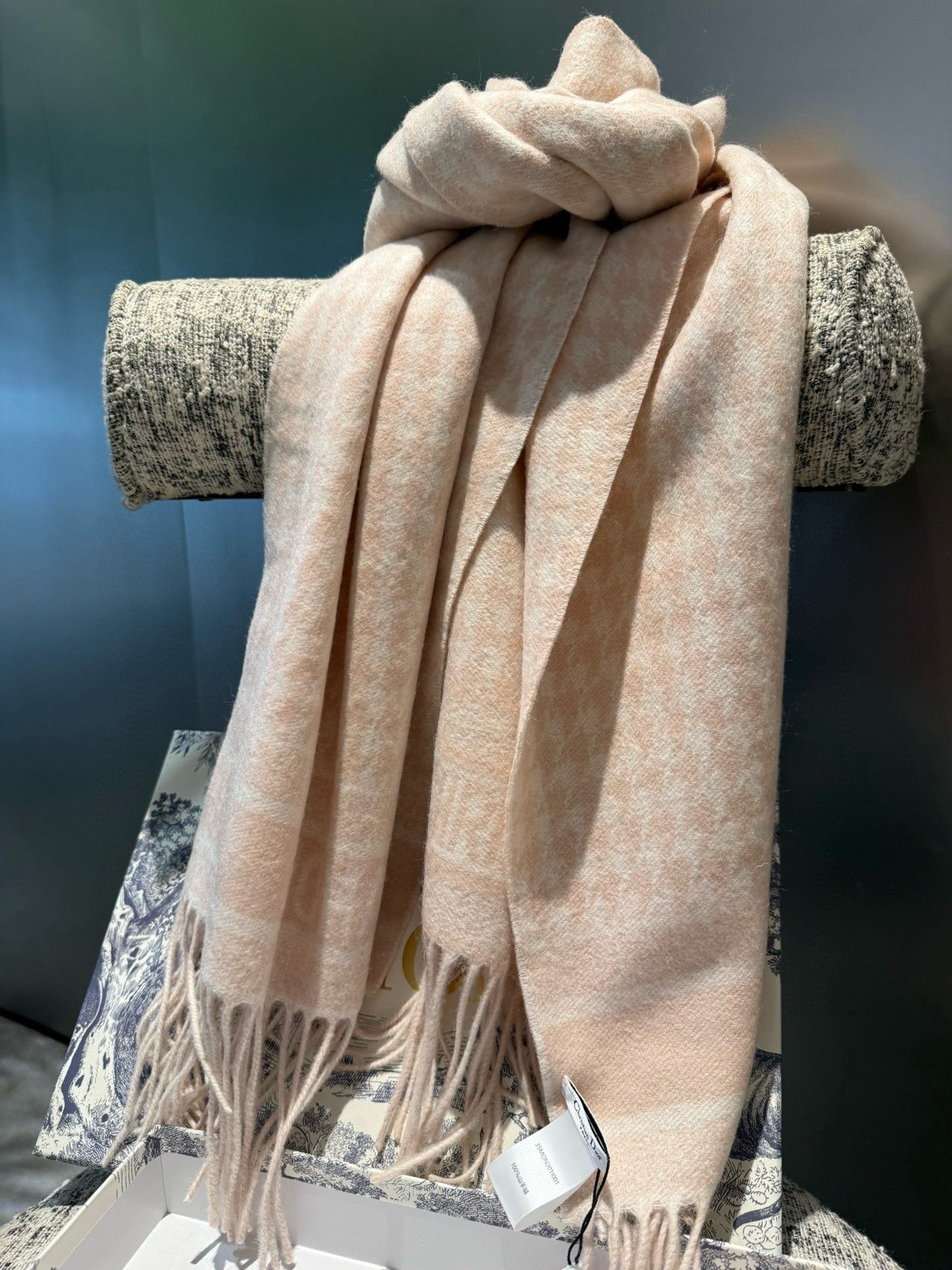 PDior25新款千鸟格围巾，这款围巾向经典的粉色和白色千鸟格纹图案致敬。采用羊绒面料精心制作，双面设计