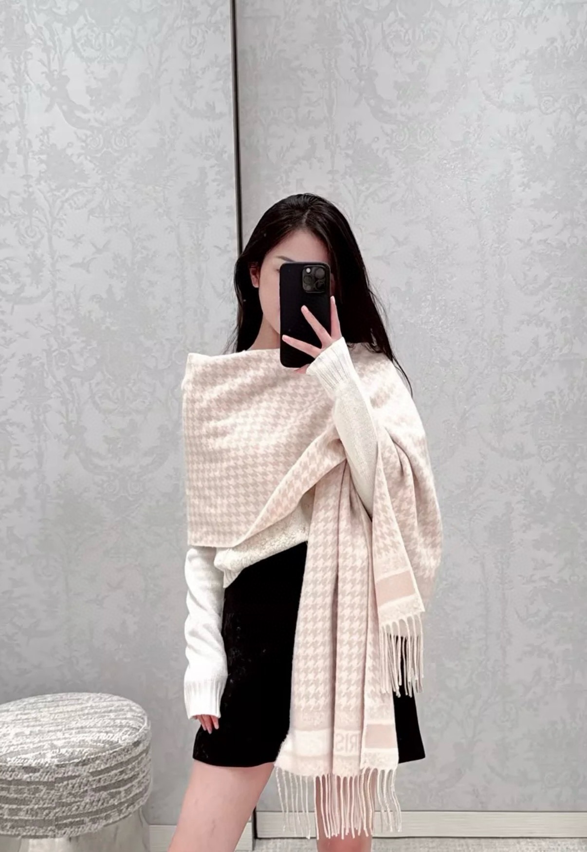 PDior25新款千鸟格围巾，这款围巾向经典的粉色和白色千鸟格纹图案致敬。采用羊绒面料精心制作，双面设计