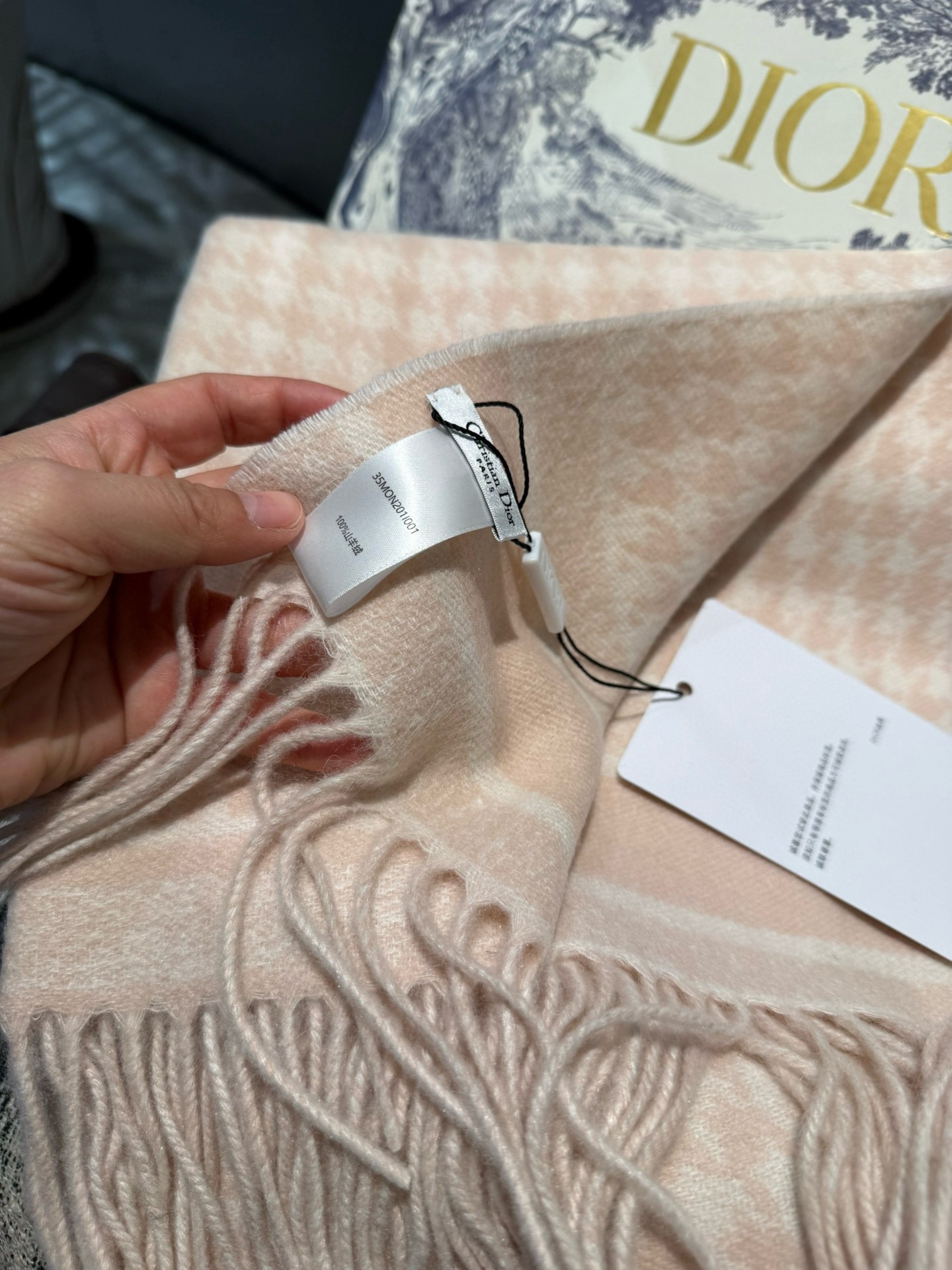 PDior25新款千鸟格围巾，这款围巾向经典的粉色和白色千鸟格纹图案致敬。采用羊绒面料精心制作，双面设计