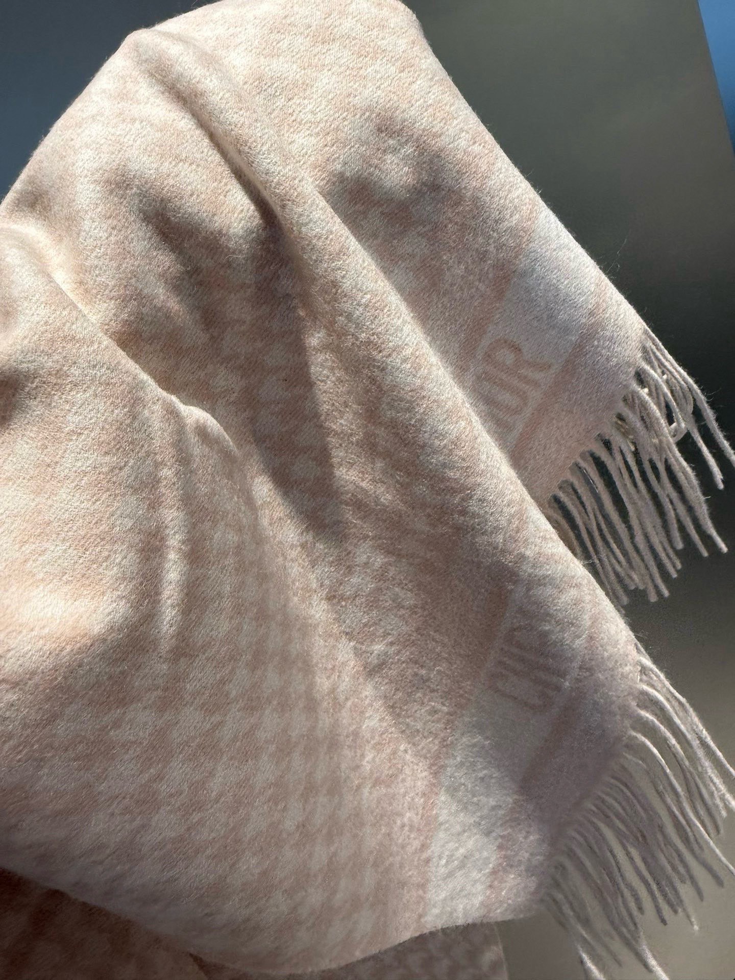 PDior25新款千鸟格围巾，这款围巾向经典的粉色和白色千鸟格纹图案致敬。采用羊绒面料精心制作，双面设计