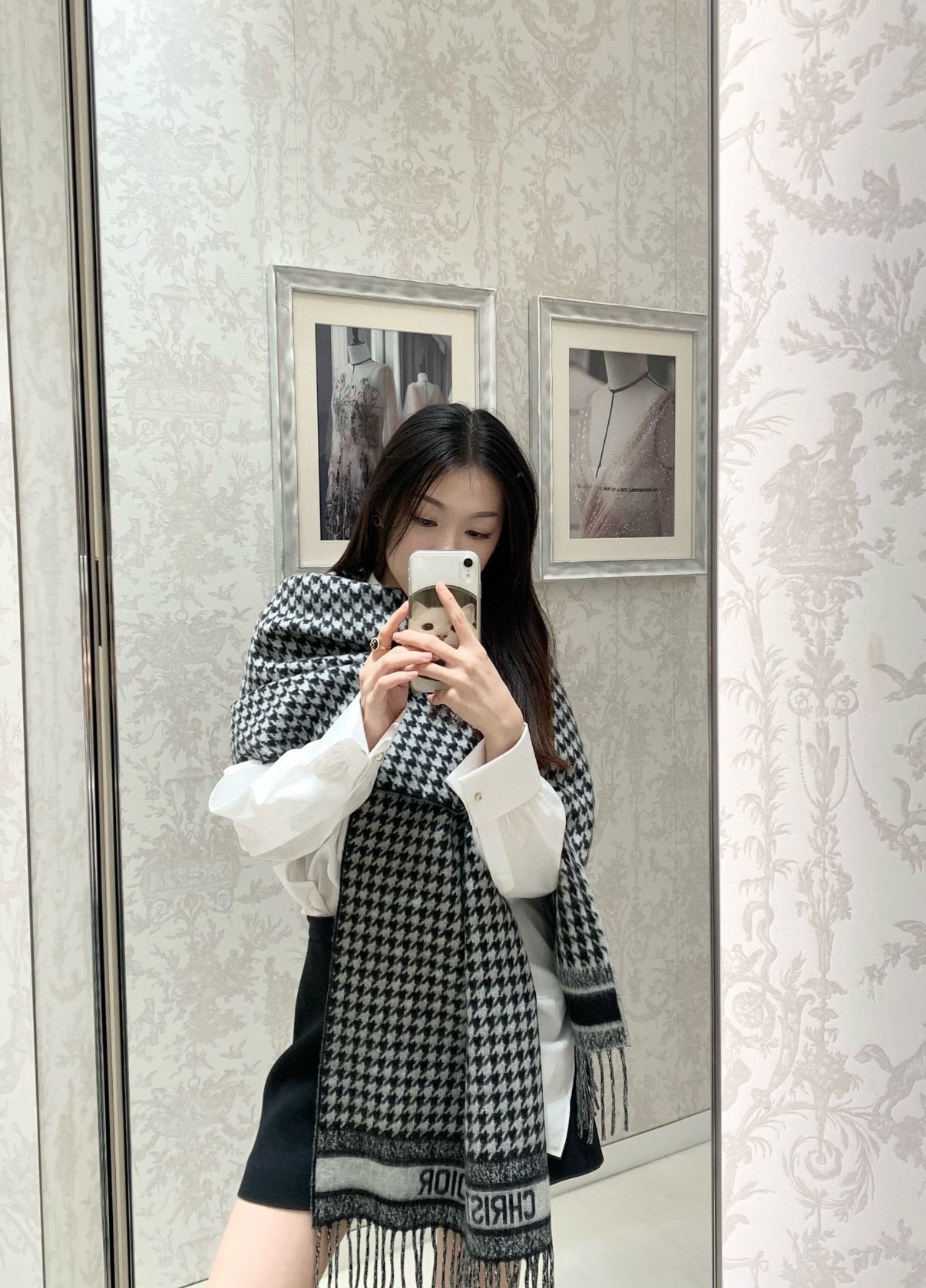 PDior25新款千鸟格围巾，这款围巾向经典的粉色和白色千鸟格纹图案致敬。采用羊绒面料精心制作，双面设计