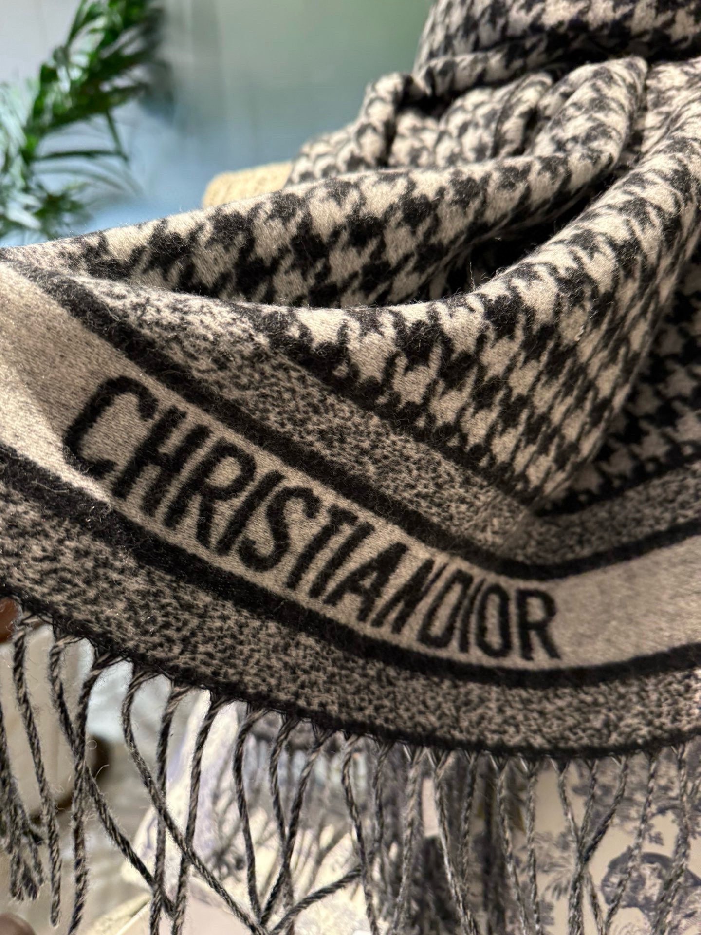 PDior25新款千鸟格围巾，这款围巾向经典的粉色和白色千鸟格纹图案致敬。采用羊绒面料精心制作，双面设计