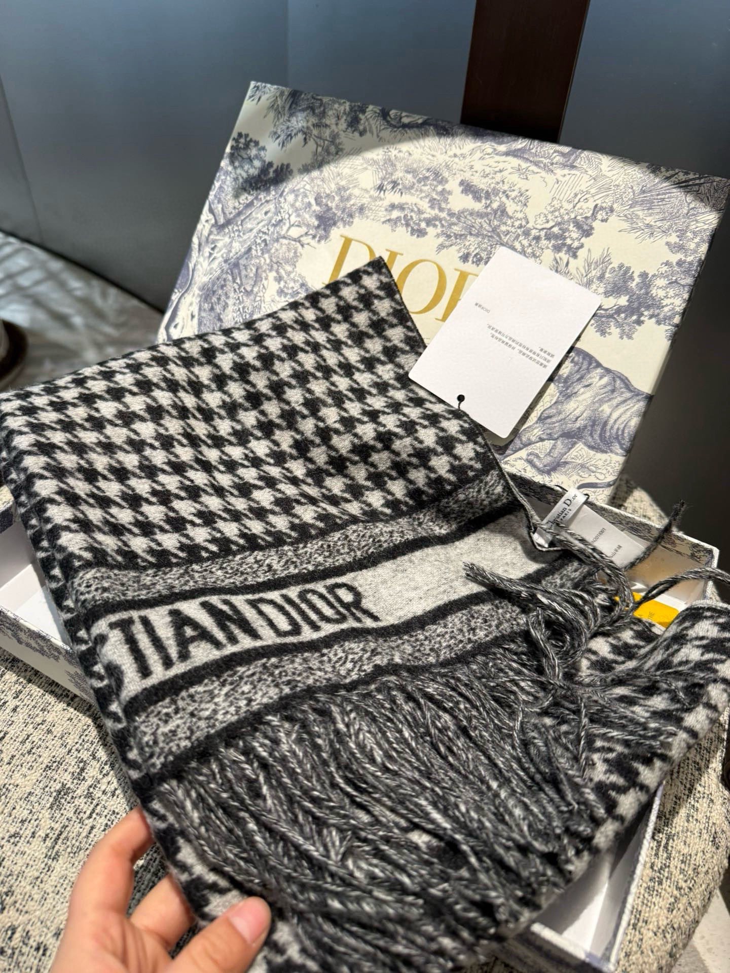 PDior25新款千鸟格围巾，这款围巾向经典的粉色和白色千鸟格纹图案致敬。采用羊绒面料精心制作，双面设计