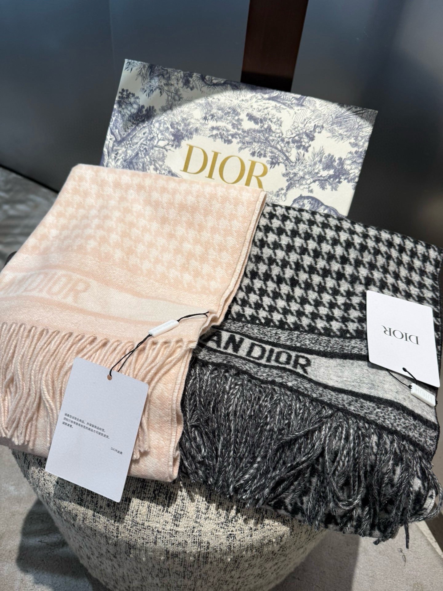 PDior25新款千鸟格围巾，这款围巾向经典的粉色和白色千鸟格纹图案致敬。采用羊绒面料精心制作，双面设计