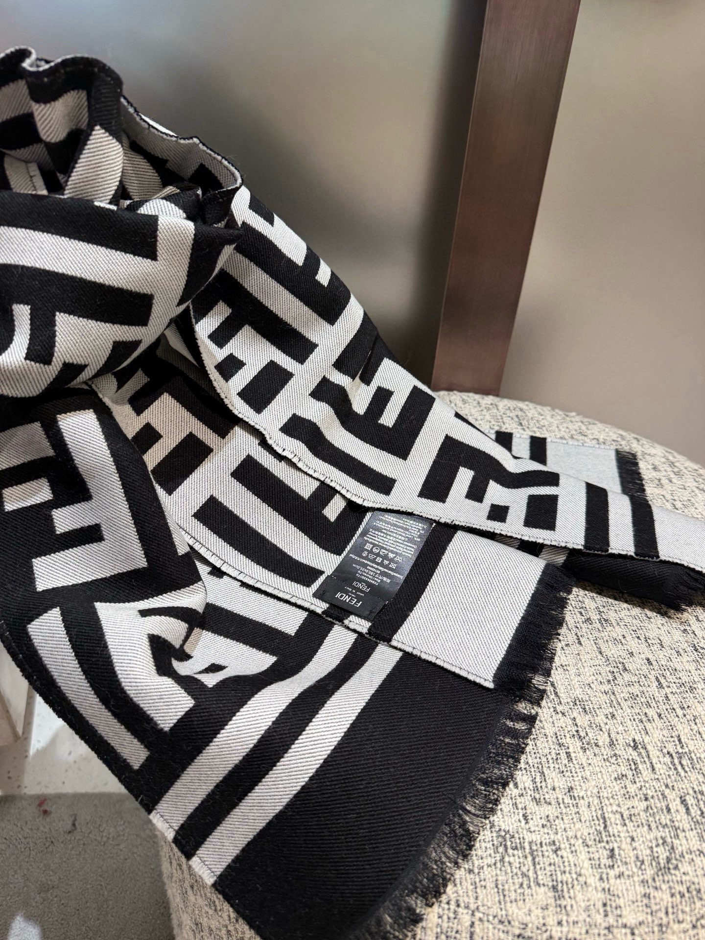 P 高版本 通用情侣款FENDI【FF】围巾，官网同步大牌更新，羊毛提花编织，手感柔软舒适奢华有质感，由