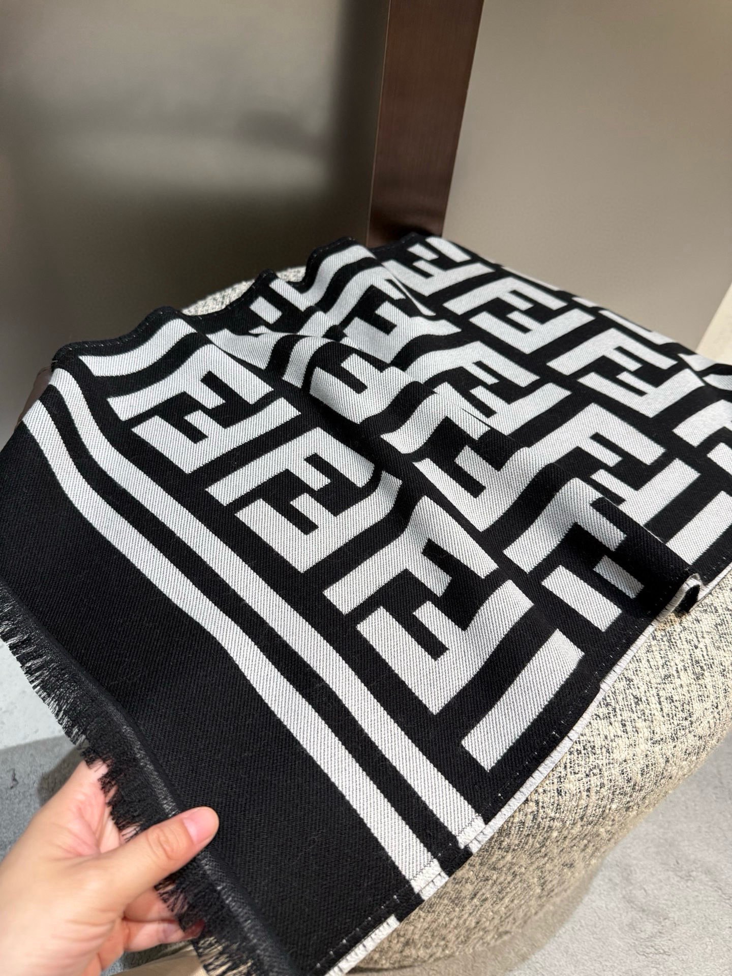 P 高版本 通用情侣款FENDI【FF】围巾，官网同步大牌更新，羊毛提花编织，手感柔软舒适奢华有质感，由