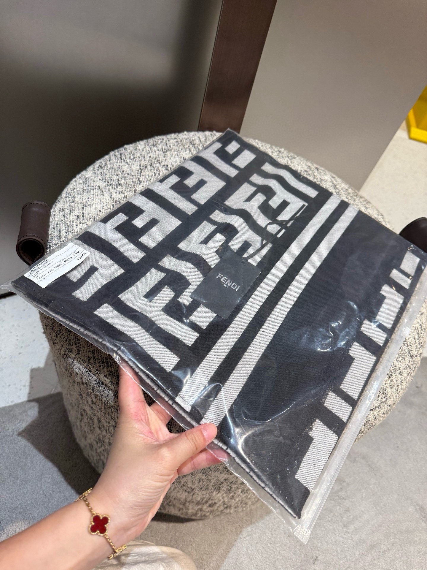 P 高版本 通用情侣款FENDI【FF】围巾，官网同步大牌更新，羊毛提花编织，手感柔软舒适奢华有质感，由