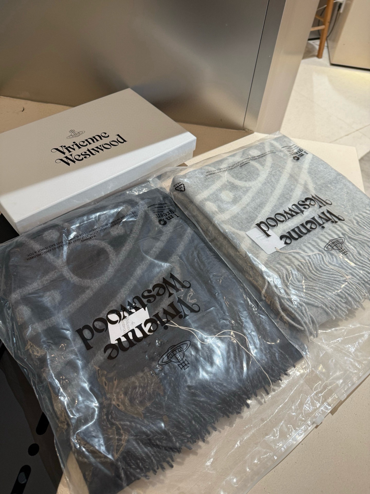 P💟西太后超美新款双面围巾！超级推荐入手！质感好货！据说超难买哦！！做工非常精致，很有分量，我们的 格真