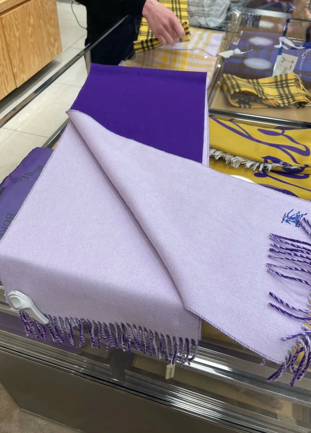 PBURBERRY 男女通用羊绒长巾✨好看的不行‼️羊绒款♨️高尖端产物⚠️绝对令人尖叫的品质👍英伦风格