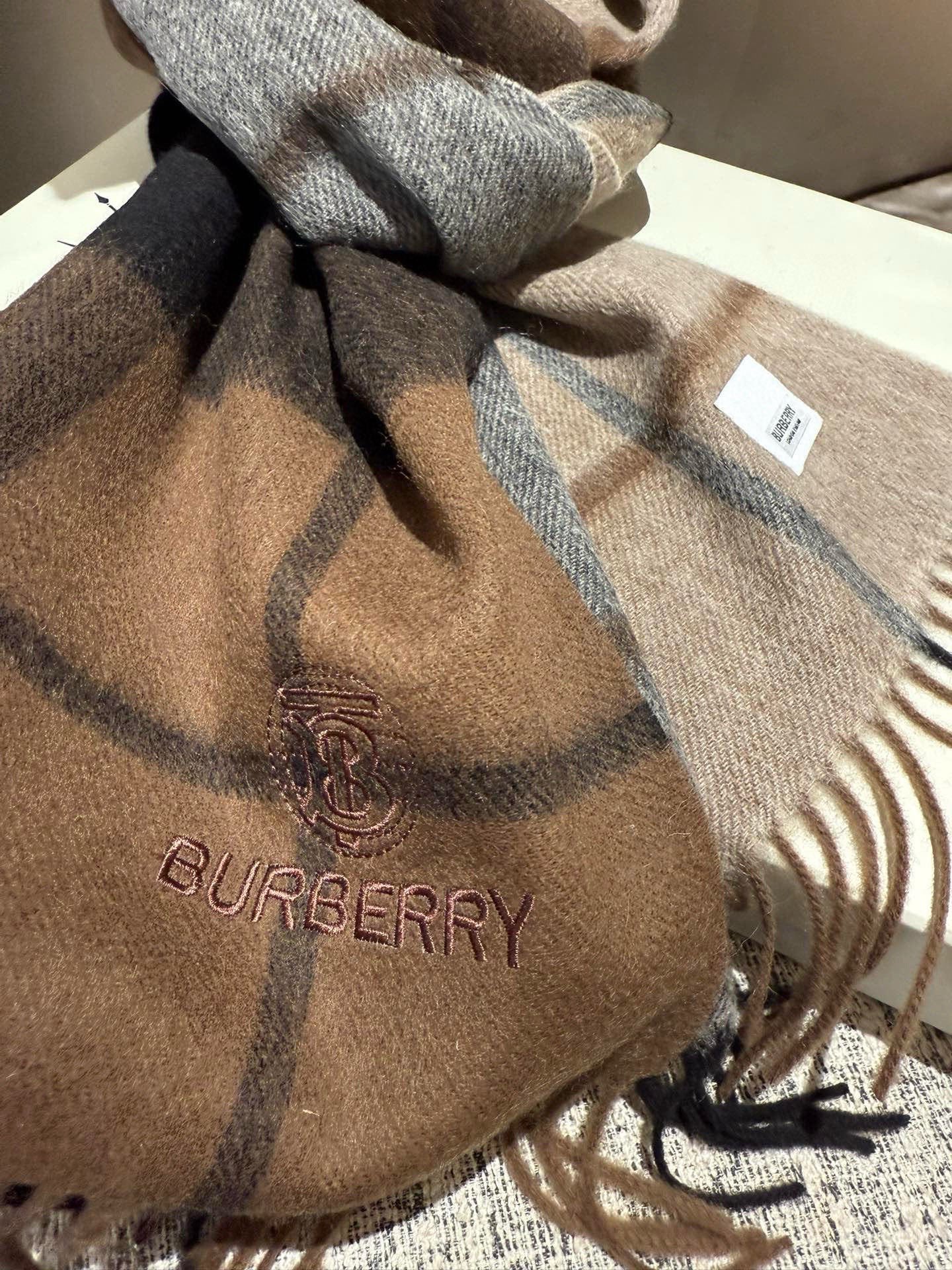 P巴宝莉【男女围巾】怒赞自留，难得的高端男款！家属福利！巴宝莉非常正的男士围巾~面料大爱，非常柔软细腻舒