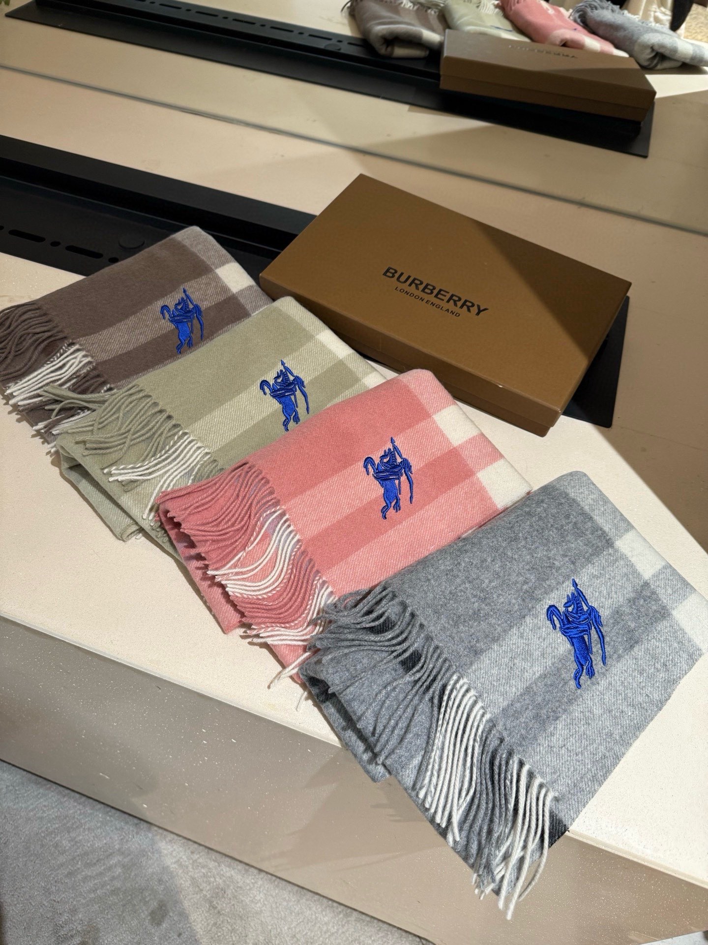 P巴宝莉【男女围巾】怒赞自留，难得的高端男款！家属福利！巴宝莉非常正的男士围巾~面料大爱，非常柔软细腻舒