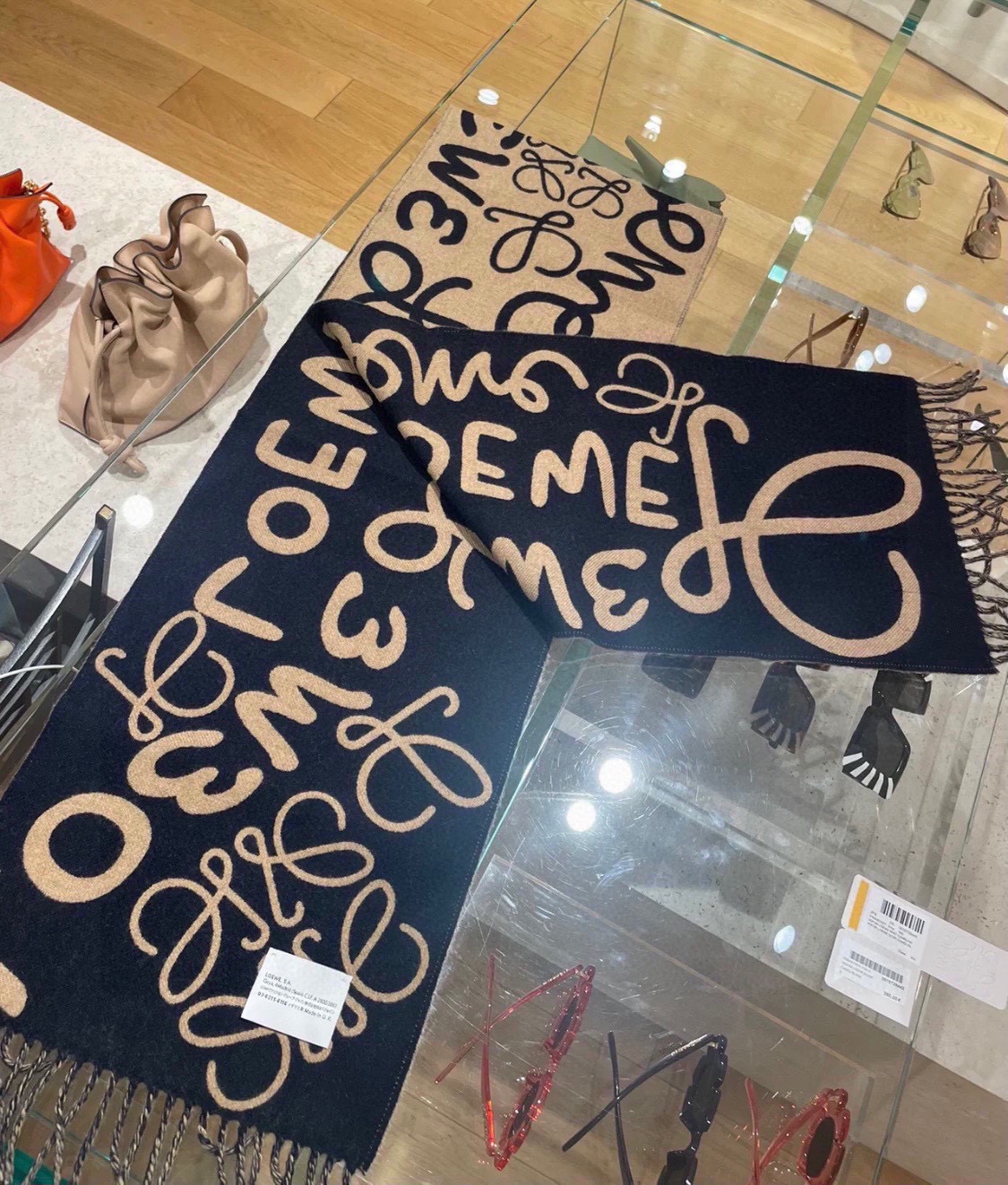 P爆款上牛货【LW拼色羊绒长巾】🧶 LOEWE 2025早秋系列释出新款字母涂鸦风围巾，两端带有流苏，饰