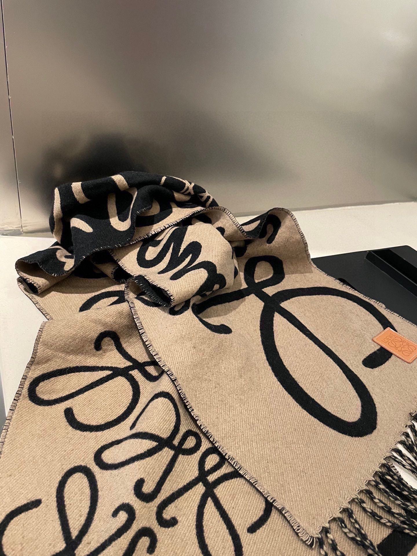 P爆款上牛货【LW拼色羊绒长巾】🧶 LOEWE 2025早秋系列释出新款字母涂鸦风围巾，两端带有流苏，饰