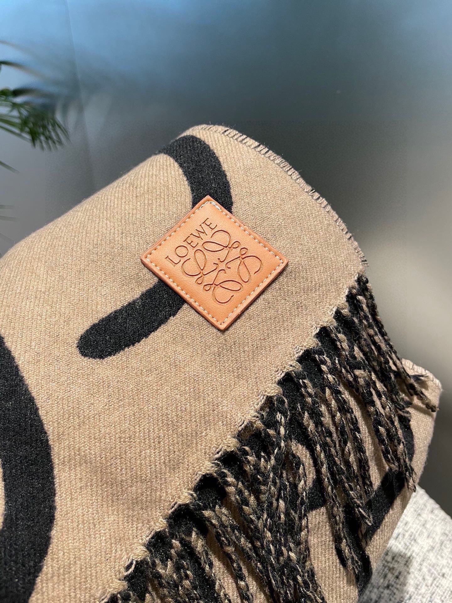 P爆款上牛货【LW拼色羊绒长巾】🧶 LOEWE 2025早秋系列释出新款字母涂鸦风围巾，两端带有流苏，饰