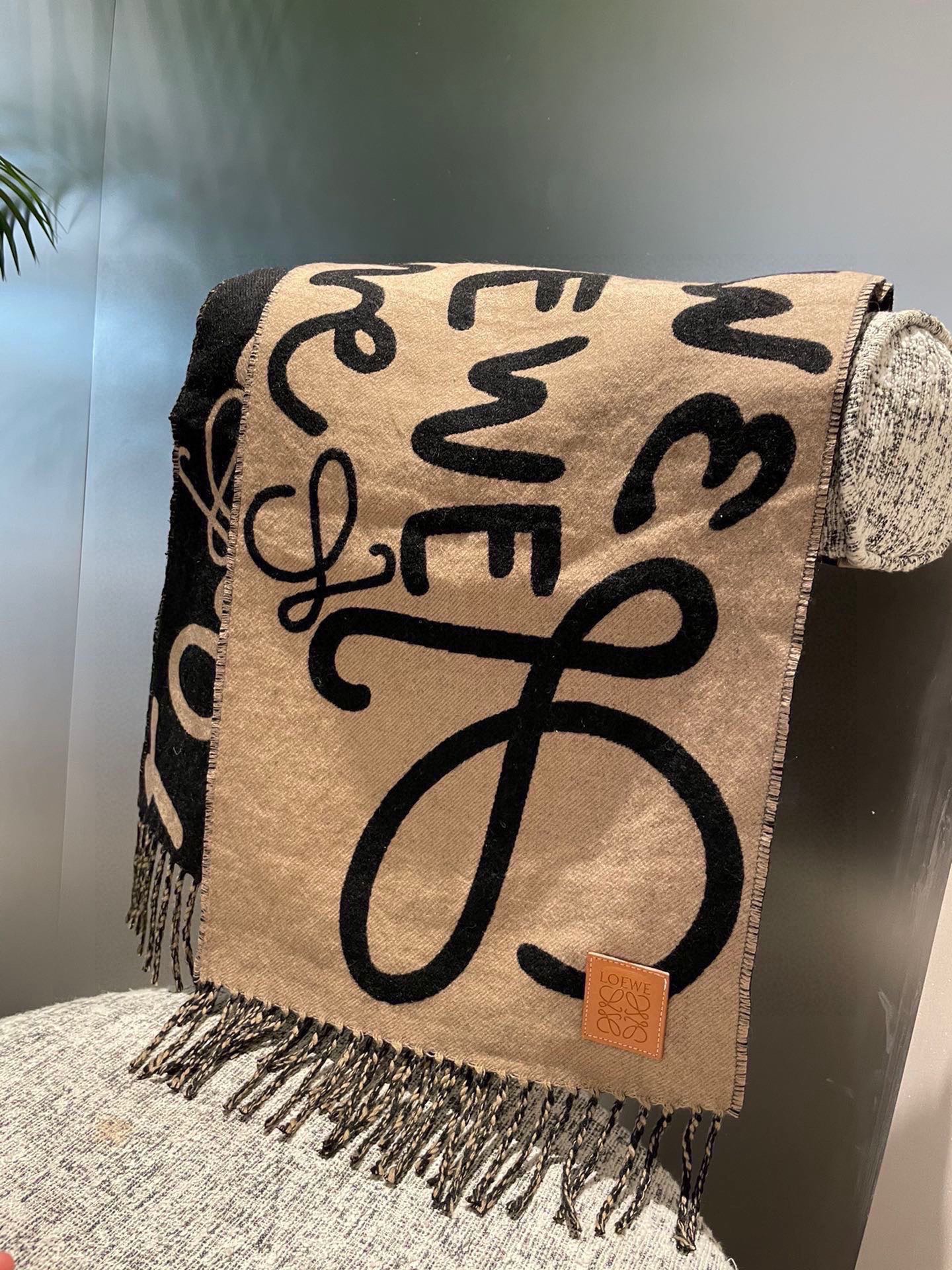 P爆款上牛货【LW拼色羊绒长巾】🧶 LOEWE 2025早秋系列释出新款字母涂鸦风围巾，两端带有流苏，饰
