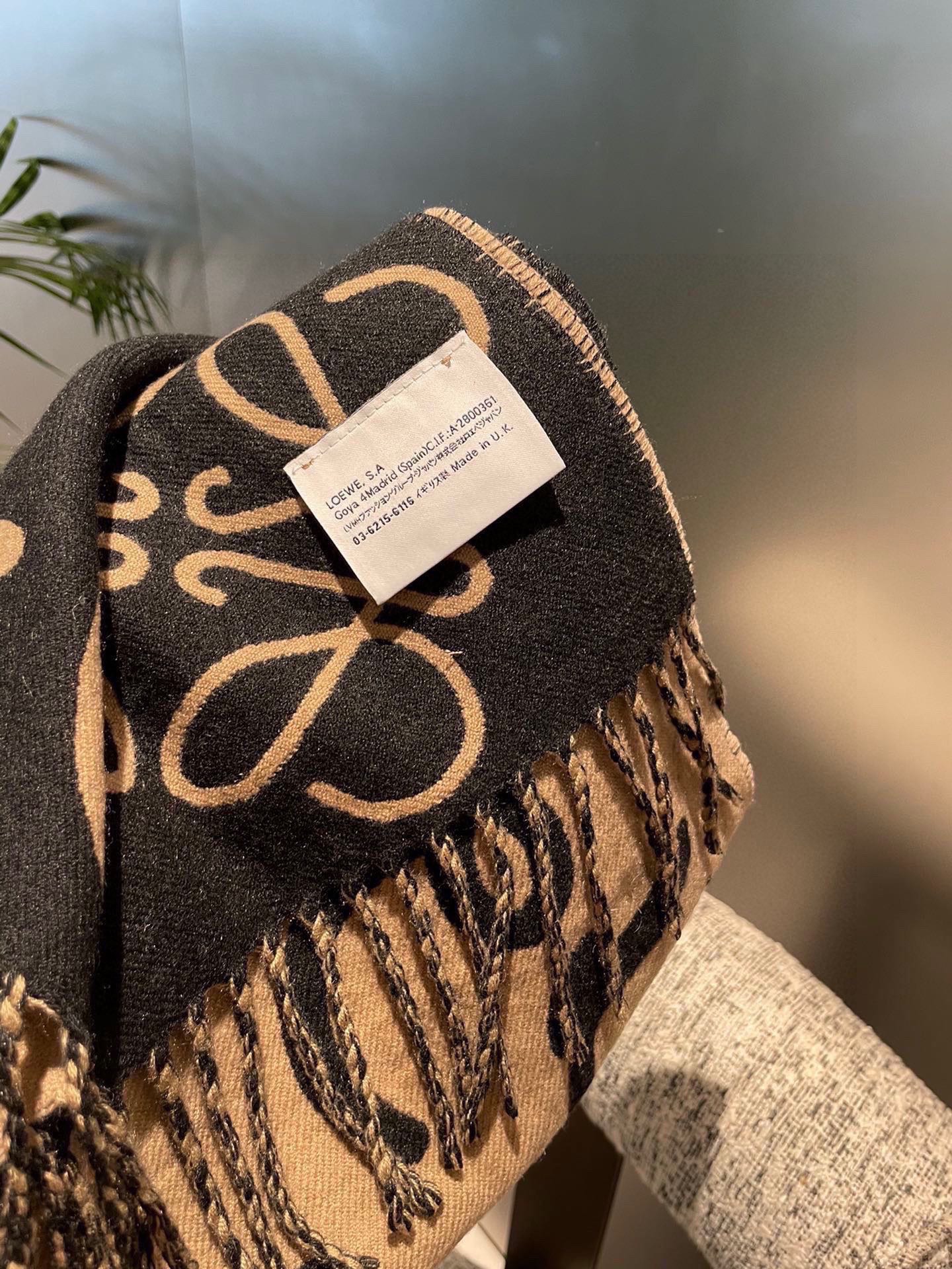 P爆款上牛货【LW拼色羊绒长巾】🧶 LOEWE 2025早秋系列释出新款字母涂鸦风围巾，两端带有流苏，饰