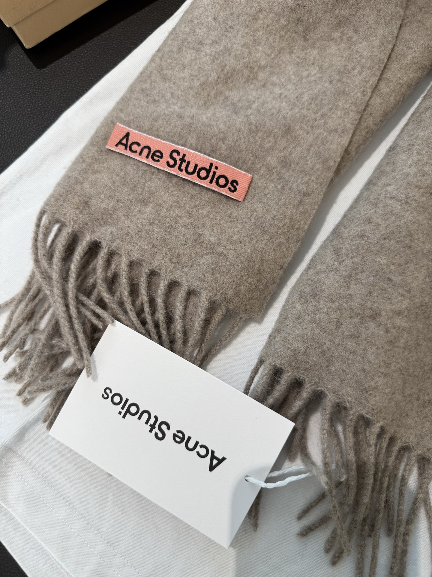 P沥青灰❤️我只能说不是所有的纯色围巾都叫Acne‼️瑞典Acne Studios APolo幼羊羔毛重