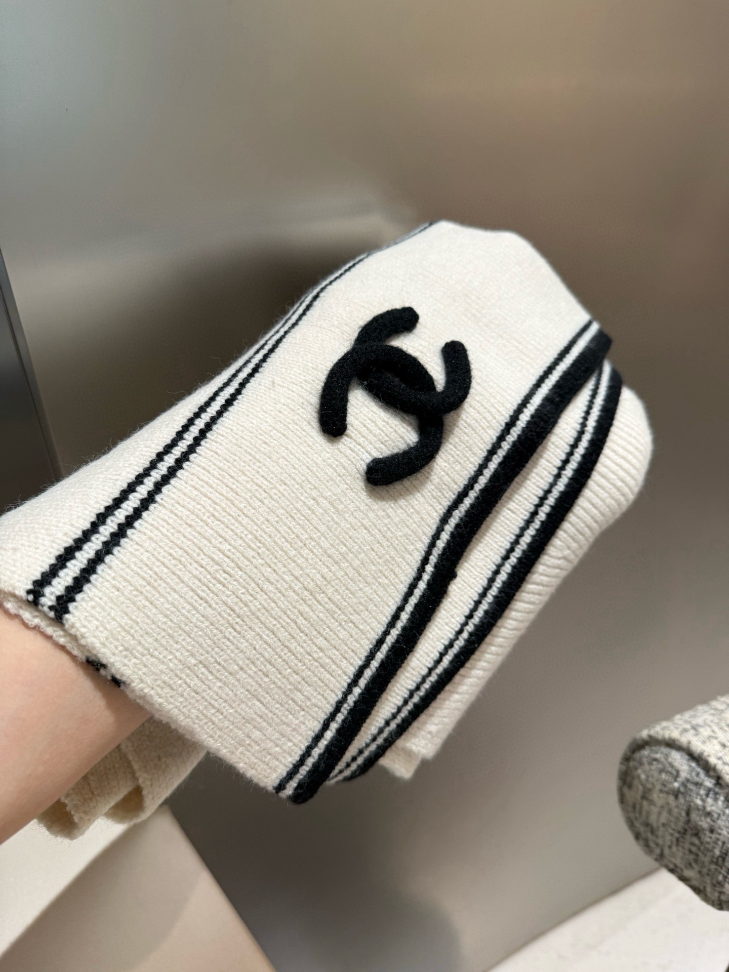 P王炸。 CHANEL 25B针织羊绒围巾，经典双C标志，米白配黑边、黑配粉边，深灰配米灰，配色高级又时
