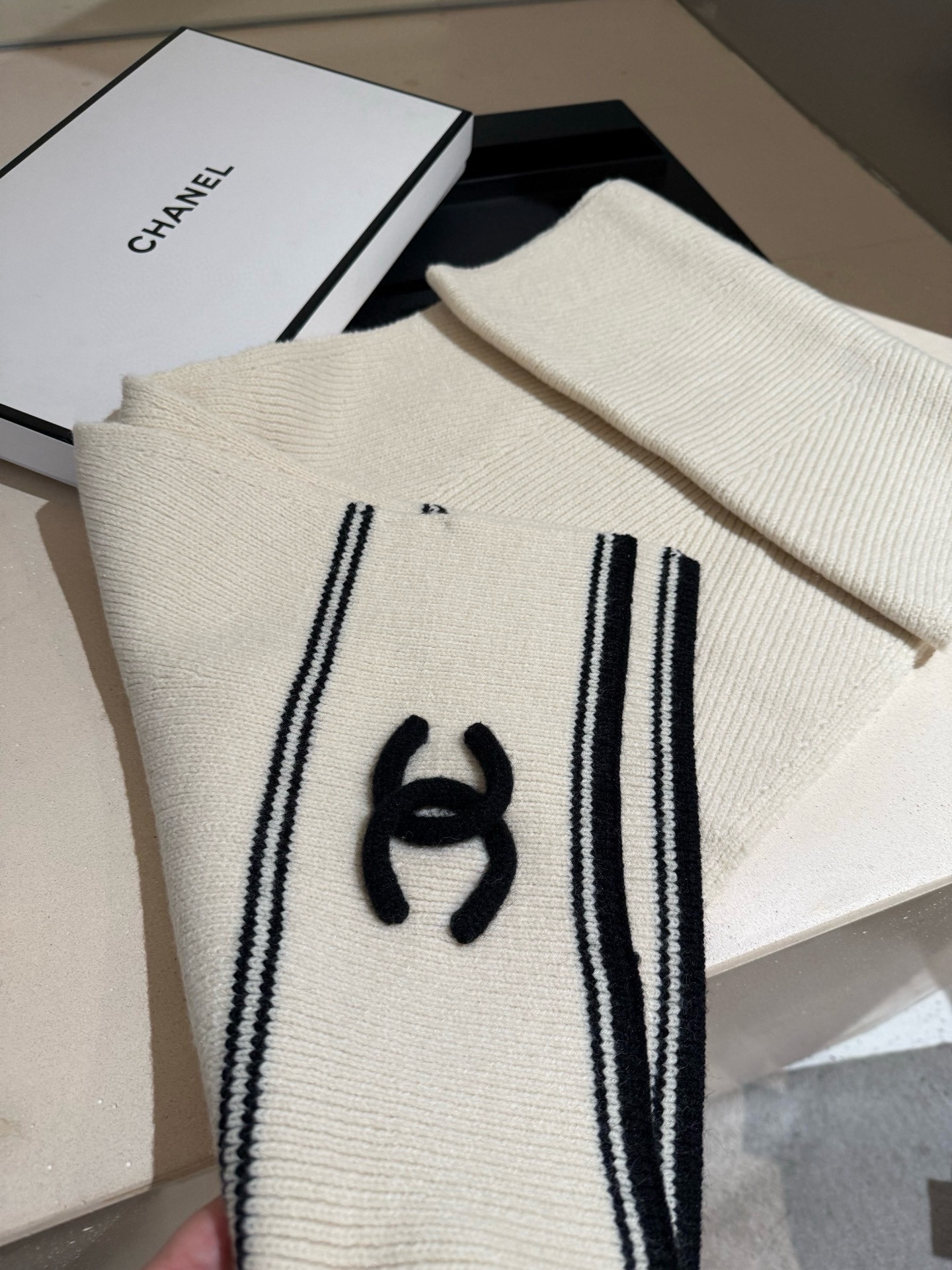 P王炸。 CHANEL 25B针织羊绒围巾，经典双C标志，米白配黑边、黑配粉边，深灰配米灰，配色高级又时