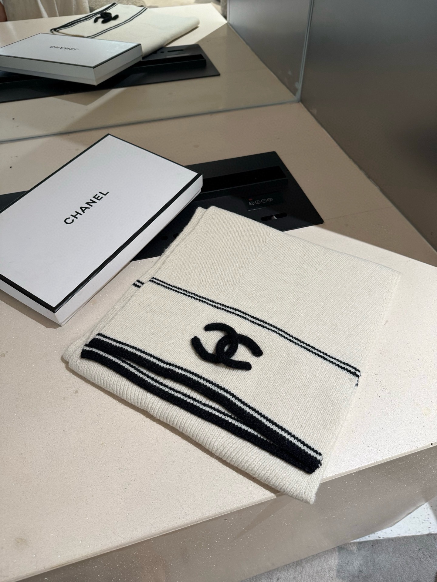 P王炸。 CHANEL 25B针织羊绒围巾，经典双C标志，米白配黑边、黑配粉边，深灰配米灰，配色高级又时