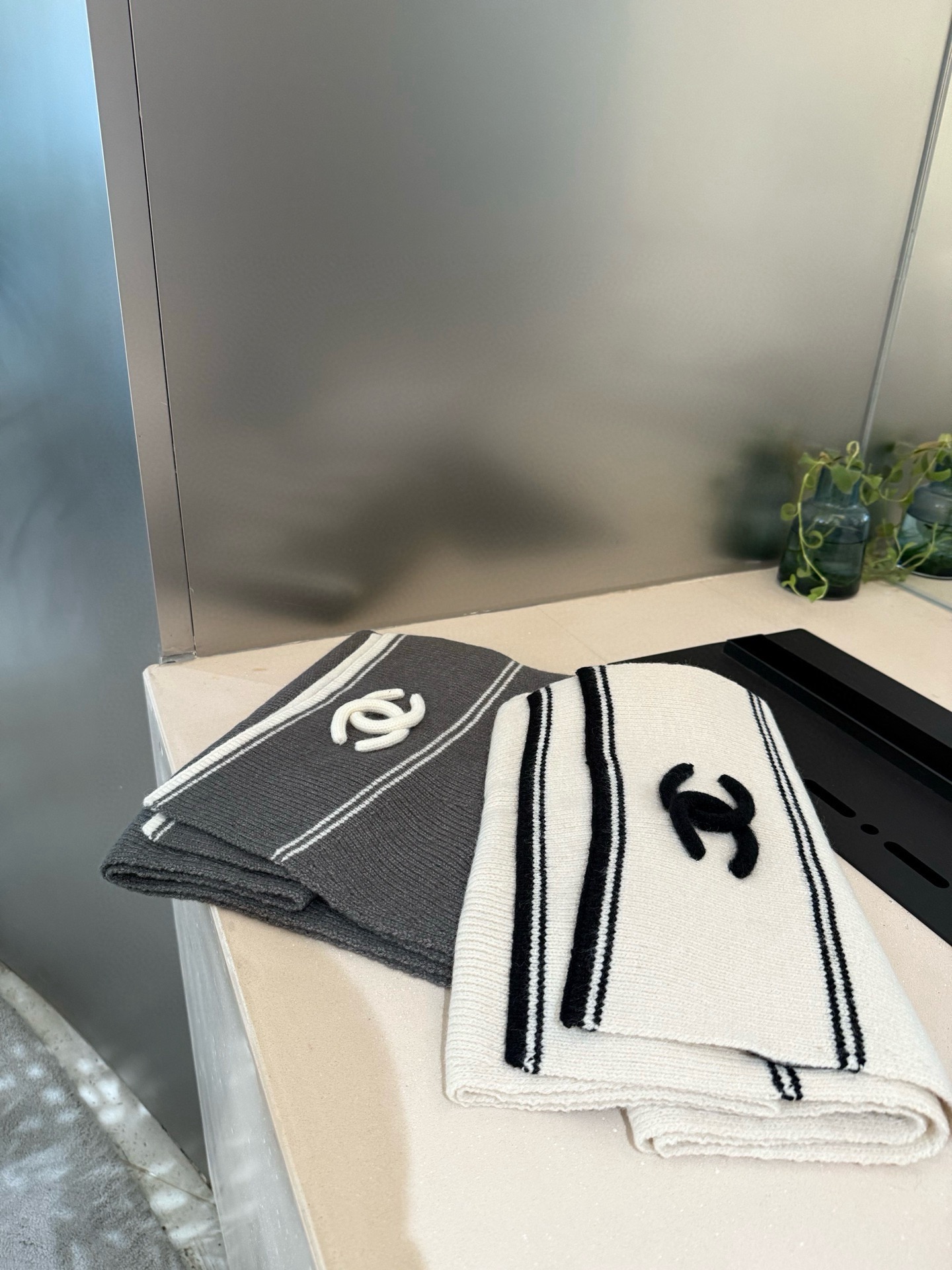 P王炸。 CHANEL 25B针织羊绒围巾，经典双C标志，米白配黑边、黑配粉边，深灰配米灰，配色高级又时