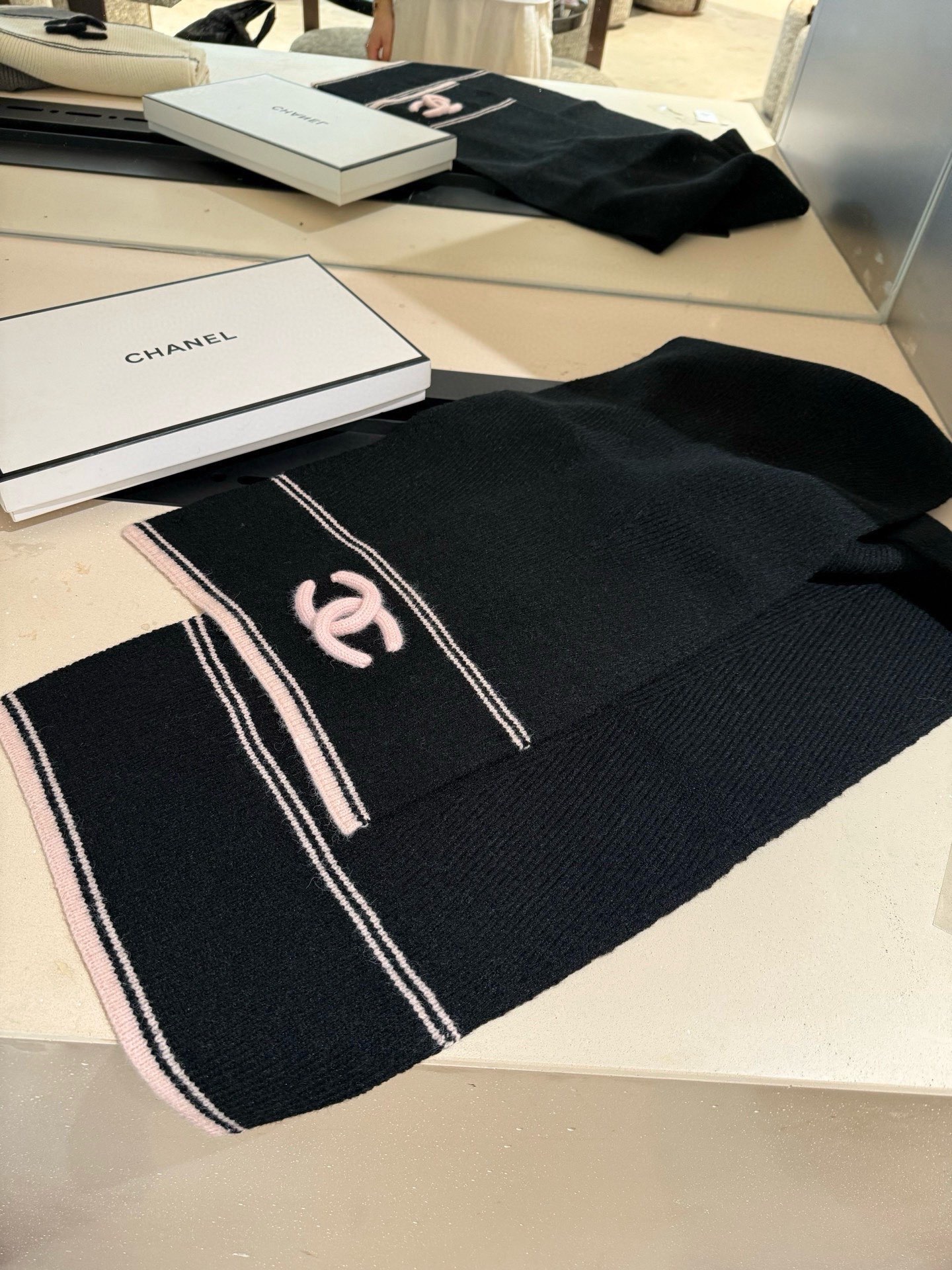 P王炸。 CHANEL 25B针织羊绒围巾，经典双C标志，米白配黑边、黑配粉边，深灰配米灰，配色高级又时