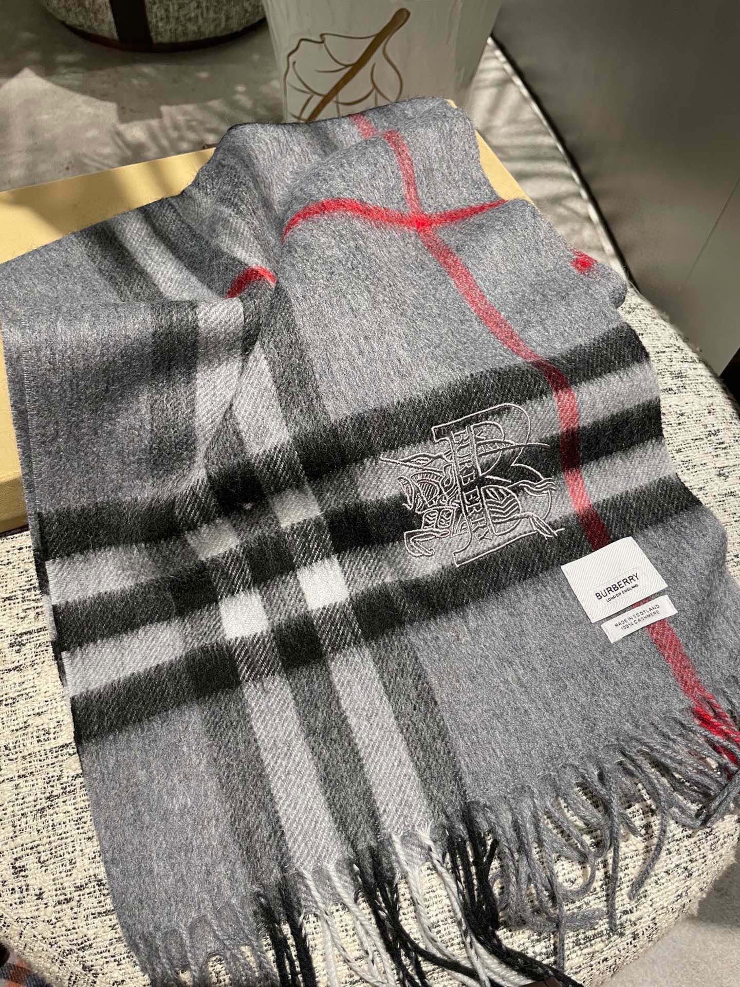 P巴宝莉【男女围巾】怒赞自留，难得的高端男款！家属福利！巴宝莉非常正的男士围巾~面料大爱，非常柔软细腻舒