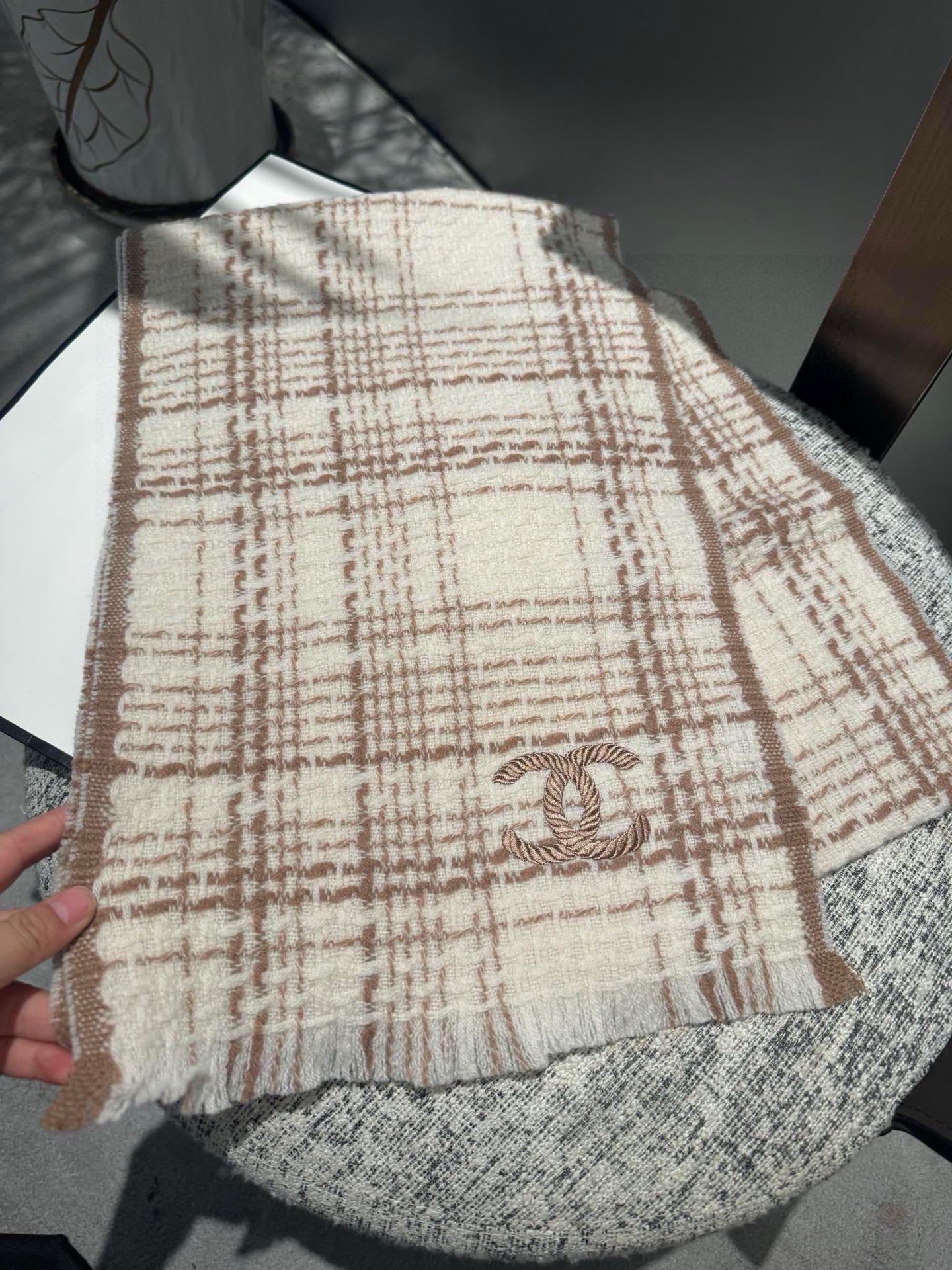 P重磅推荐❗️CHA · 香奈儿秋冬新品 · 羊绒轻缩围巾❗️臻选上乘的山羊绒纤维，耗时耗力，再以清泉水