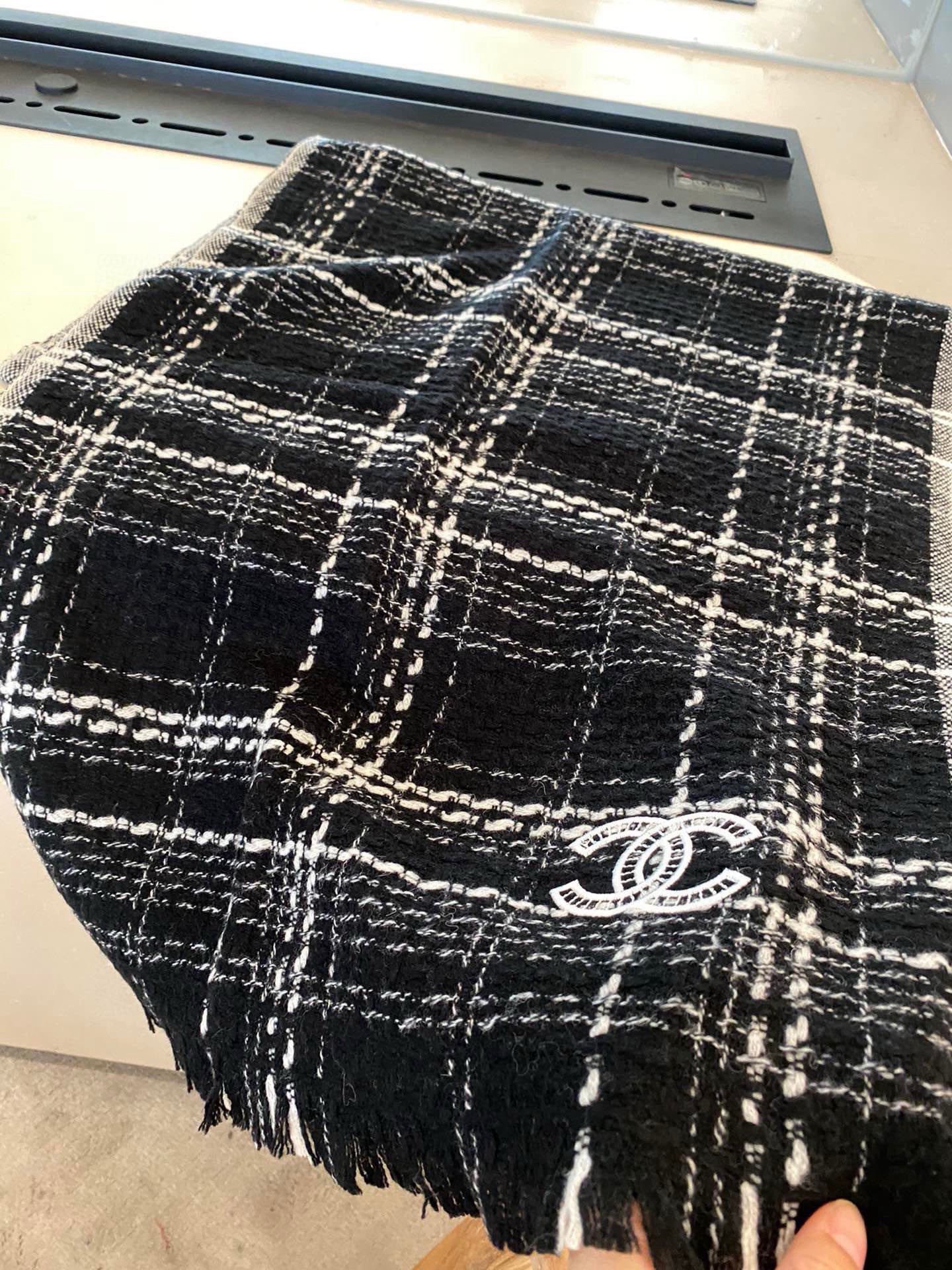 P新款 搭配利器🆕🆕 香奈儿系列货 专供viP 产品 ♥顶级苏格兰进口绵羊毛 纹路织法使围巾赋有弹性且柔