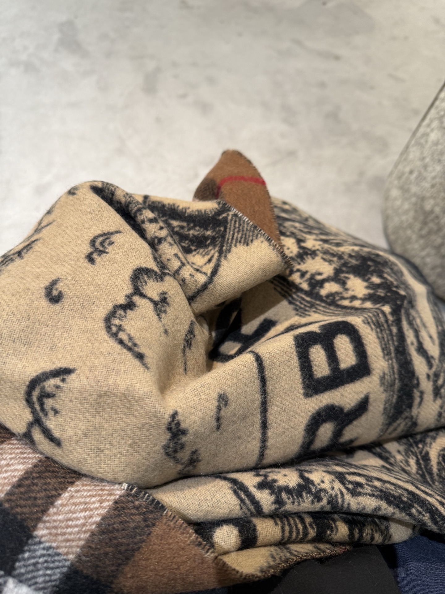 PBurberry 匠心巨作。· 经典大格双面提花羊绒围巾👍完全等于2条围巾‼️品牌首席创意总监Ricc