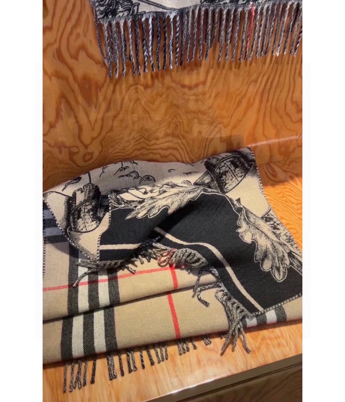 PBurberry 匠心巨作。· 经典大格双面提花羊绒围巾👍完全等于2条围巾‼️品牌首席创意总监Ricc