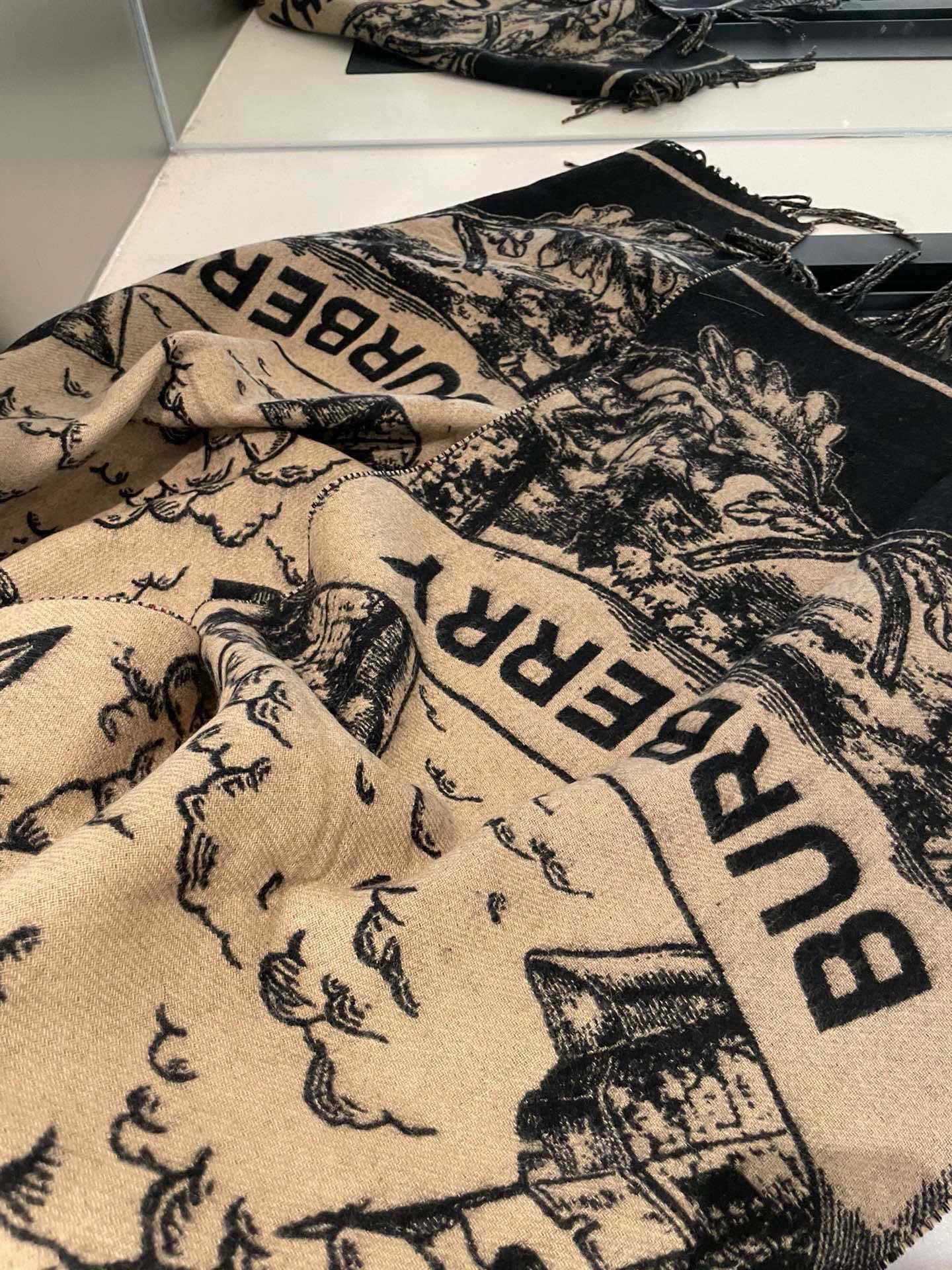 PBurberry 匠心巨作。· 经典大格双面提花羊绒围巾👍完全等于2条围巾‼️品牌首席创意总监Ricc