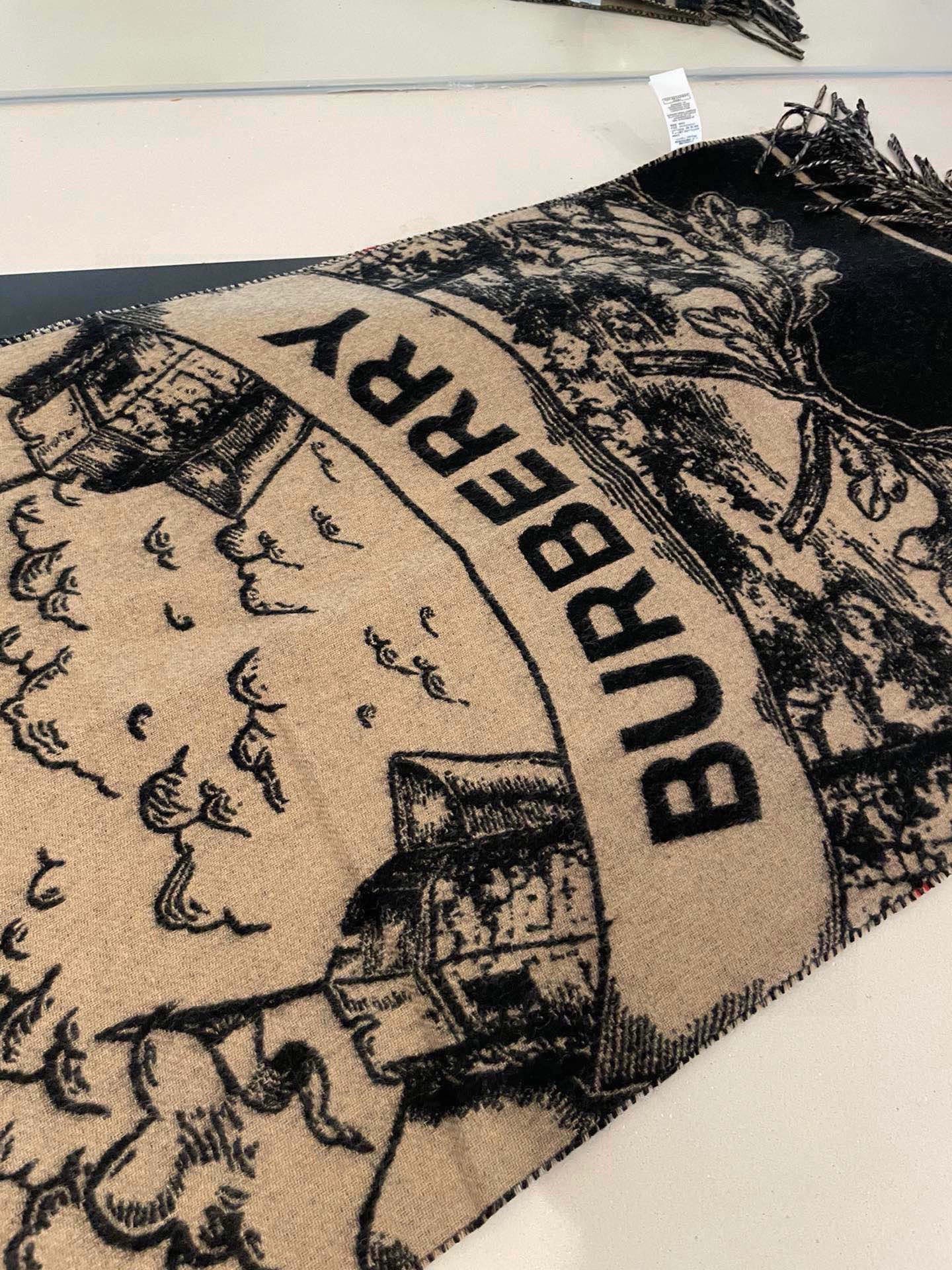 PBurberry 匠心巨作。· 经典大格双面提花羊绒围巾👍完全等于2条围巾‼️品牌首席创意总监Ricc