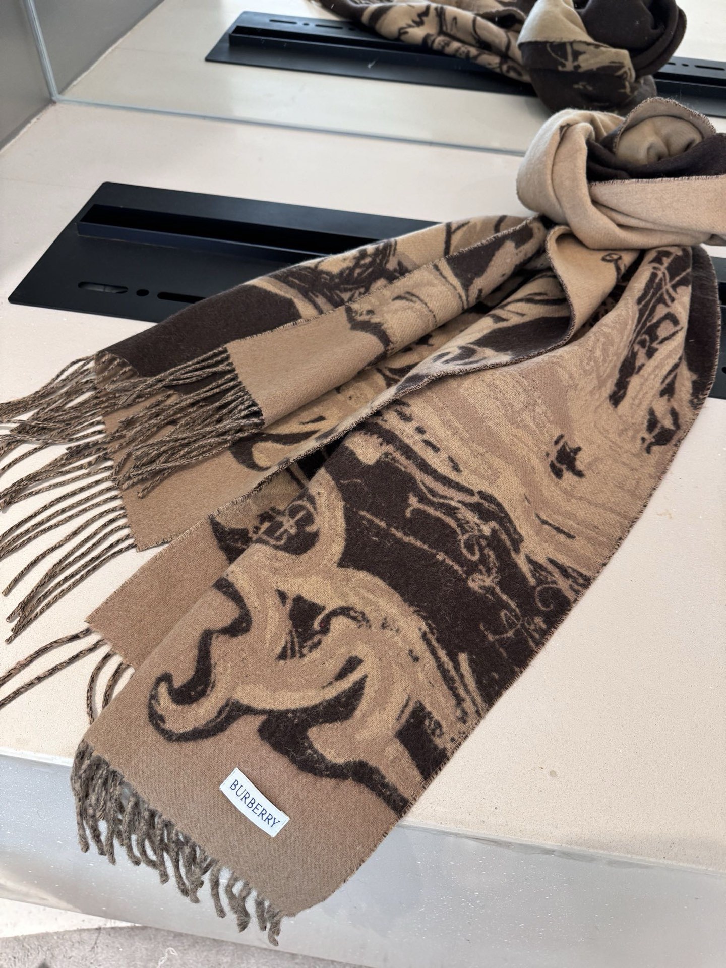 PBurberry 匠心巨作。· 经典大格双面提花羊绒围巾👍完全等于2条围巾‼️品牌首席创意总监Ricc