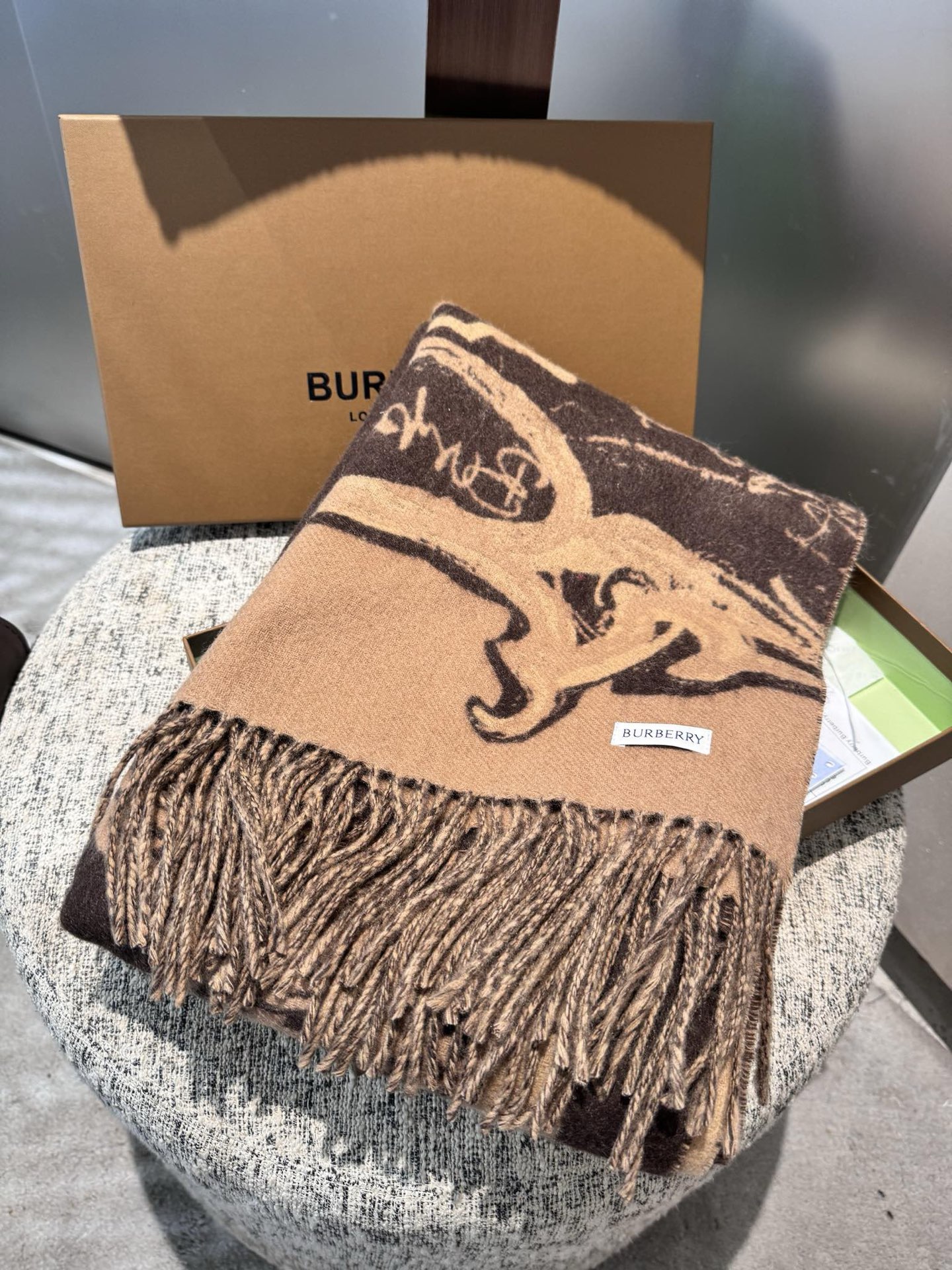 PBurberry 匠心巨作。· 经典大格双面提花羊绒围巾👍完全等于2条围巾‼️品牌首席创意总监Ricc