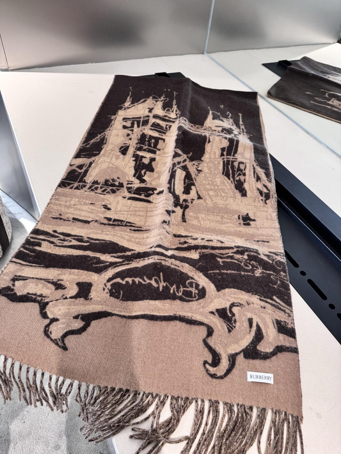 PBurberry 匠心巨作。· 经典大格双面提花羊绒围巾👍完全等于2条围巾‼️品牌首席创意总监Ricc