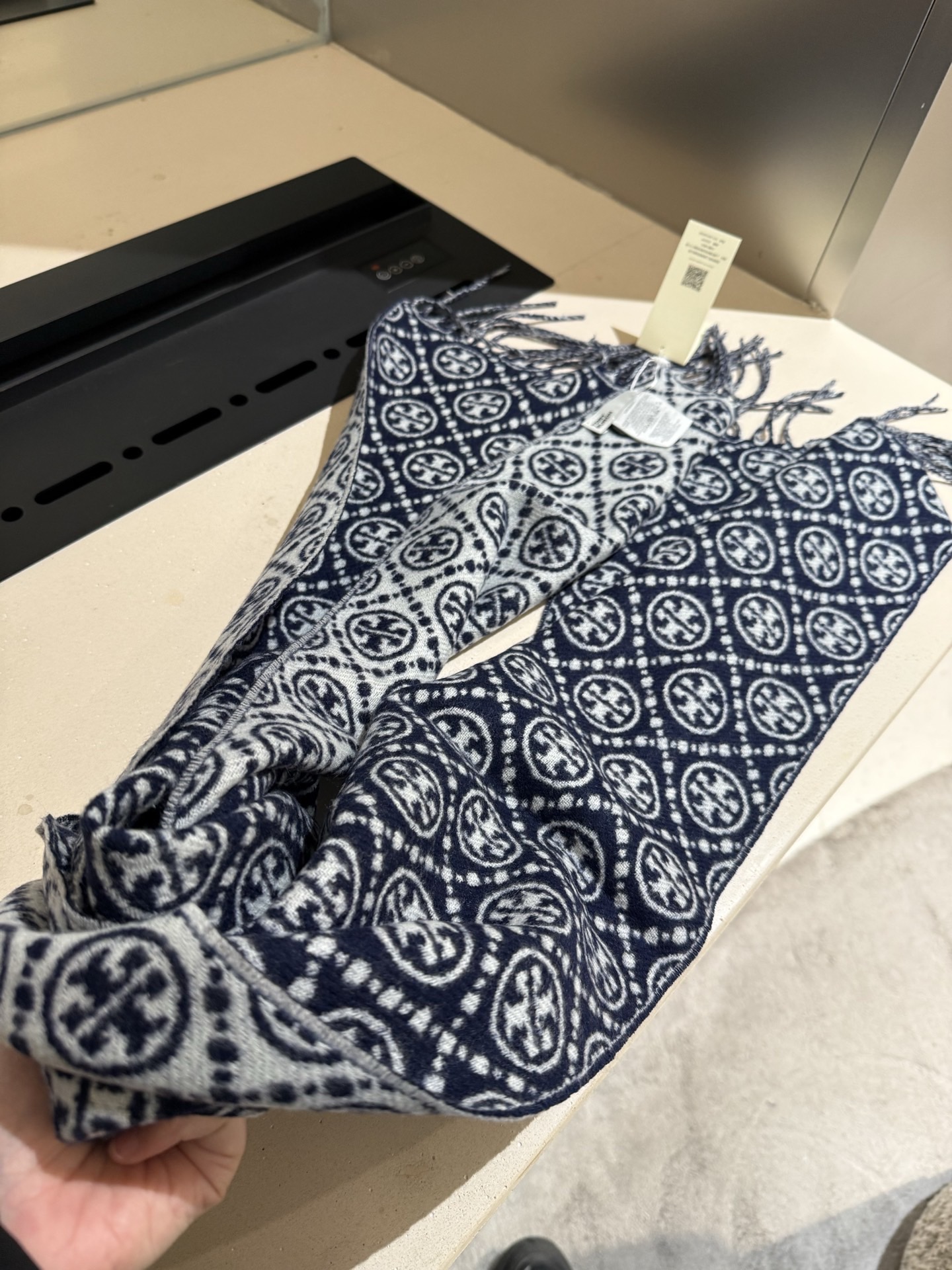 P💫TORY BURCH T MONOGRAM提花大号长围巾，秋冬必备时尚单品。👉双面设计，提花针织，两