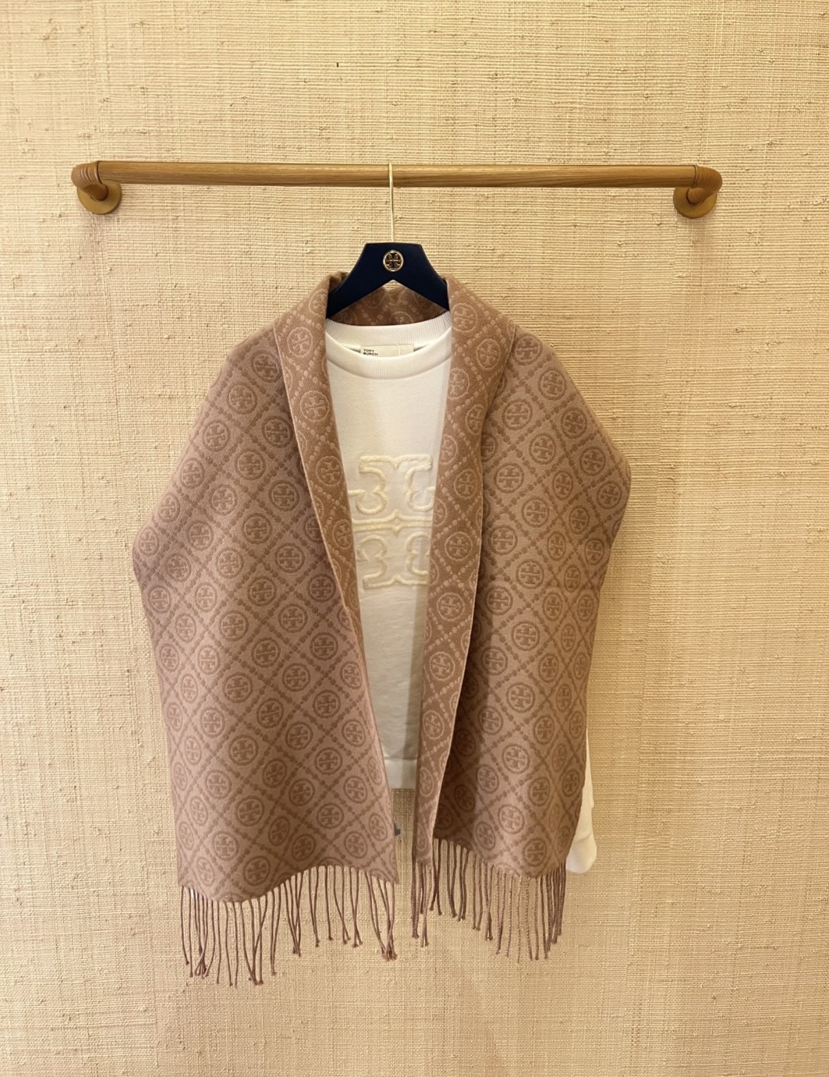 P💫TORY BURCH T MONOGRAM提花大号长围巾，秋冬必备时尚单品。👉双面设计，提花针织，两